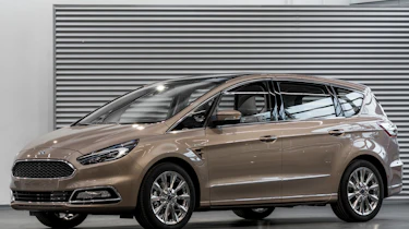 Ford S-MAX Vignale - studio front quarter 2