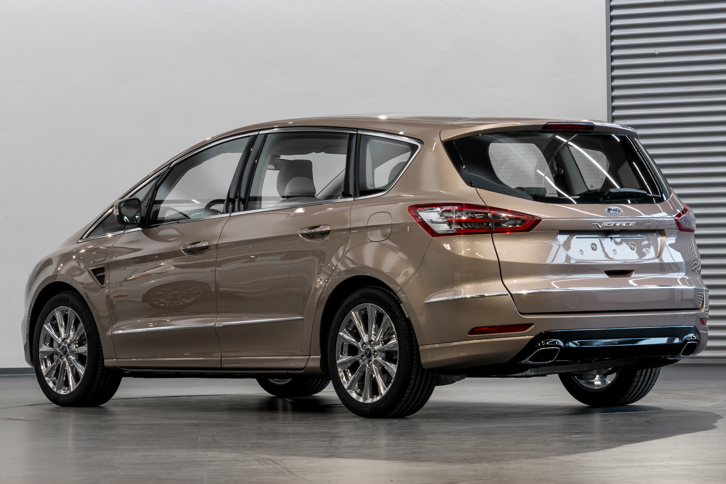 Ford S-MAX Vignale - studio rear quarter