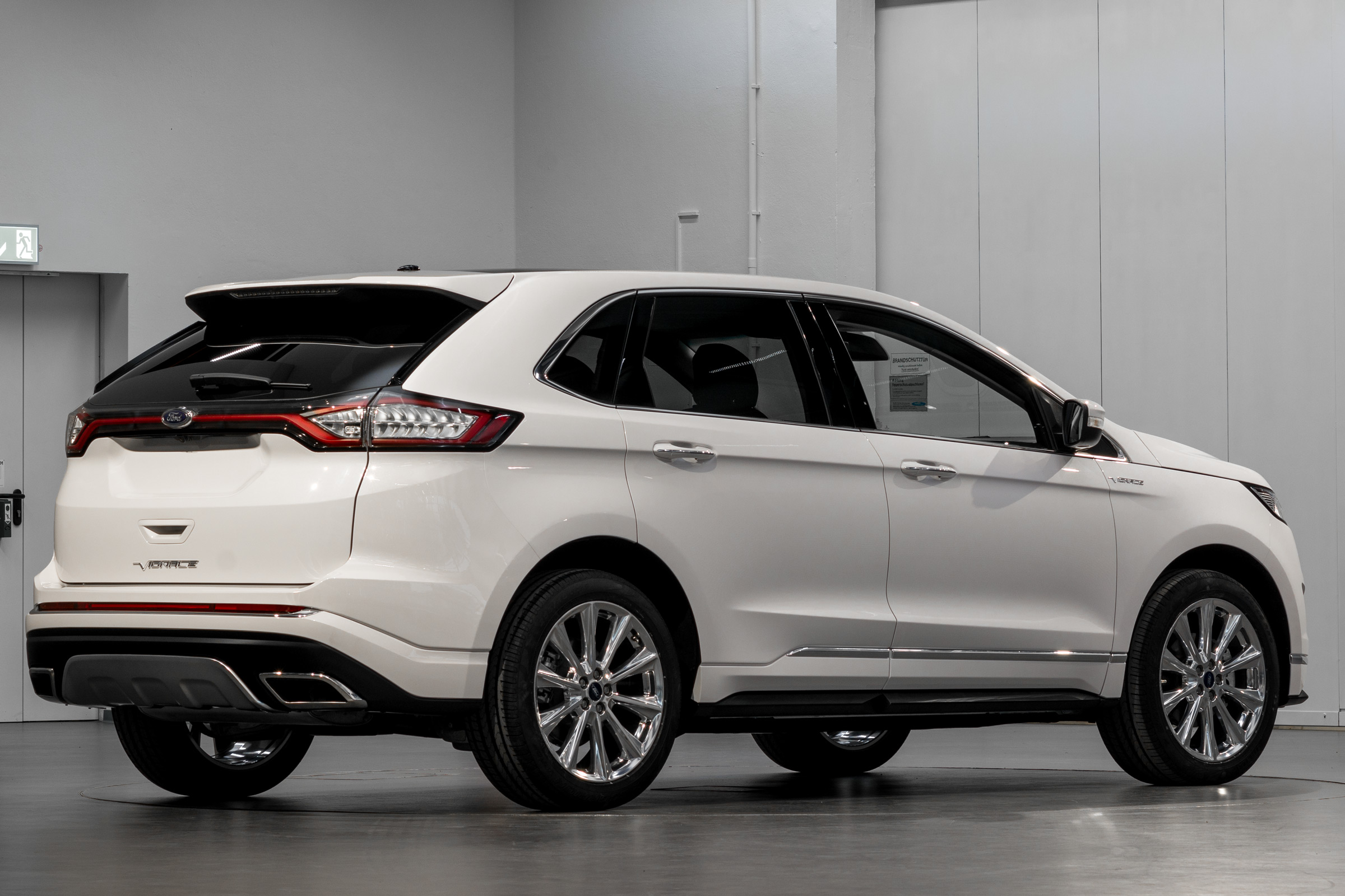 Ford Edge Vignale - studio rear quarter