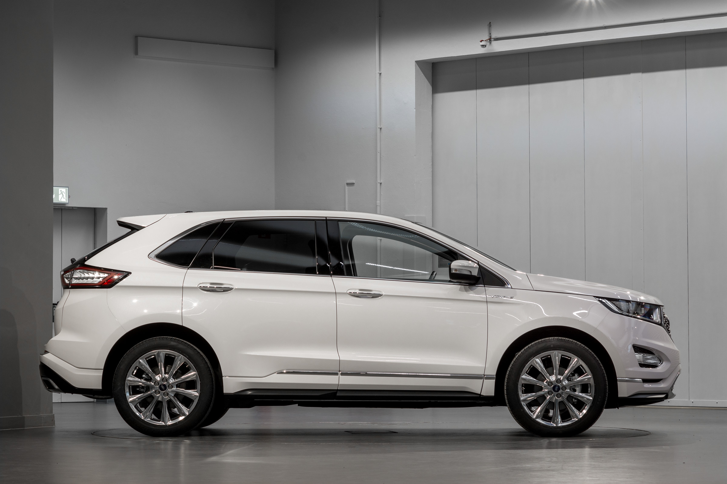 Ford Edge Vignale - studio side