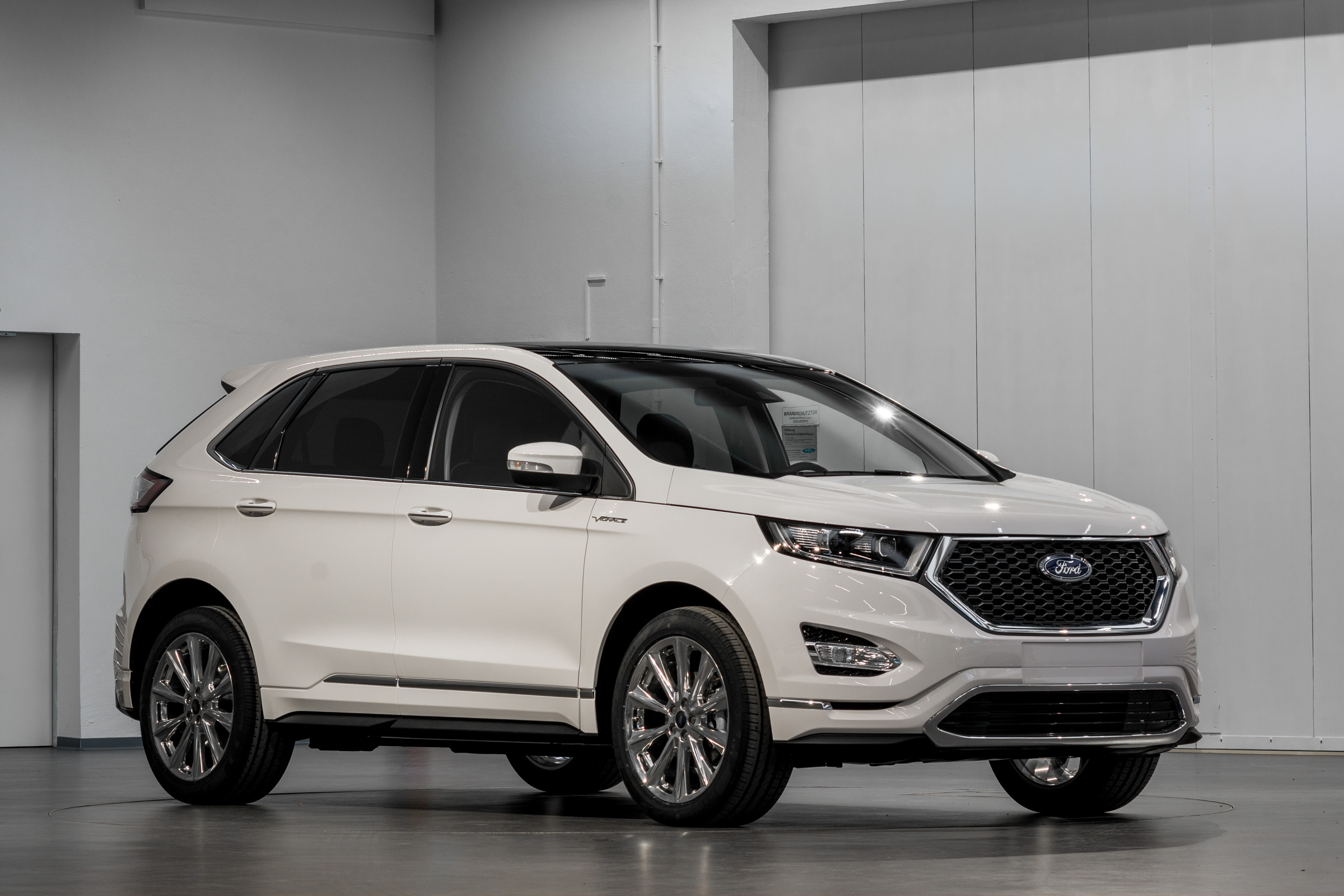 Ford Edge Vignale - studio front quarter 2