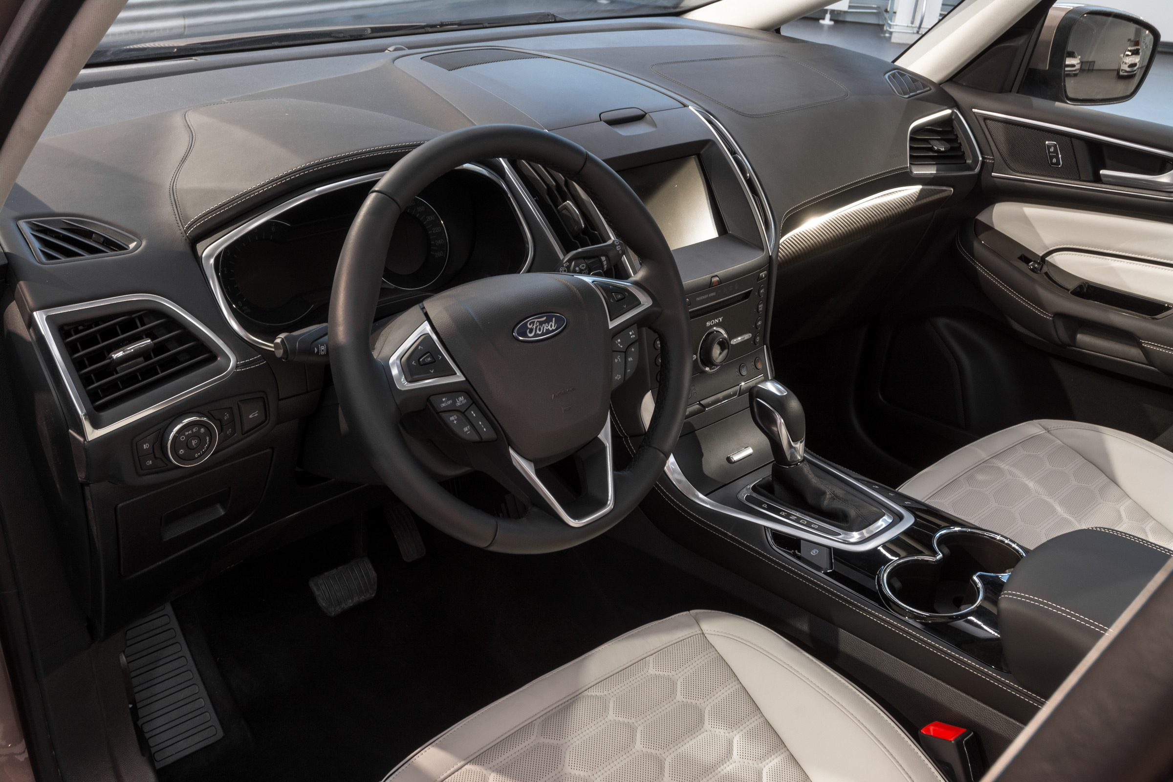 Ford S-MAX Vignale - studio interior