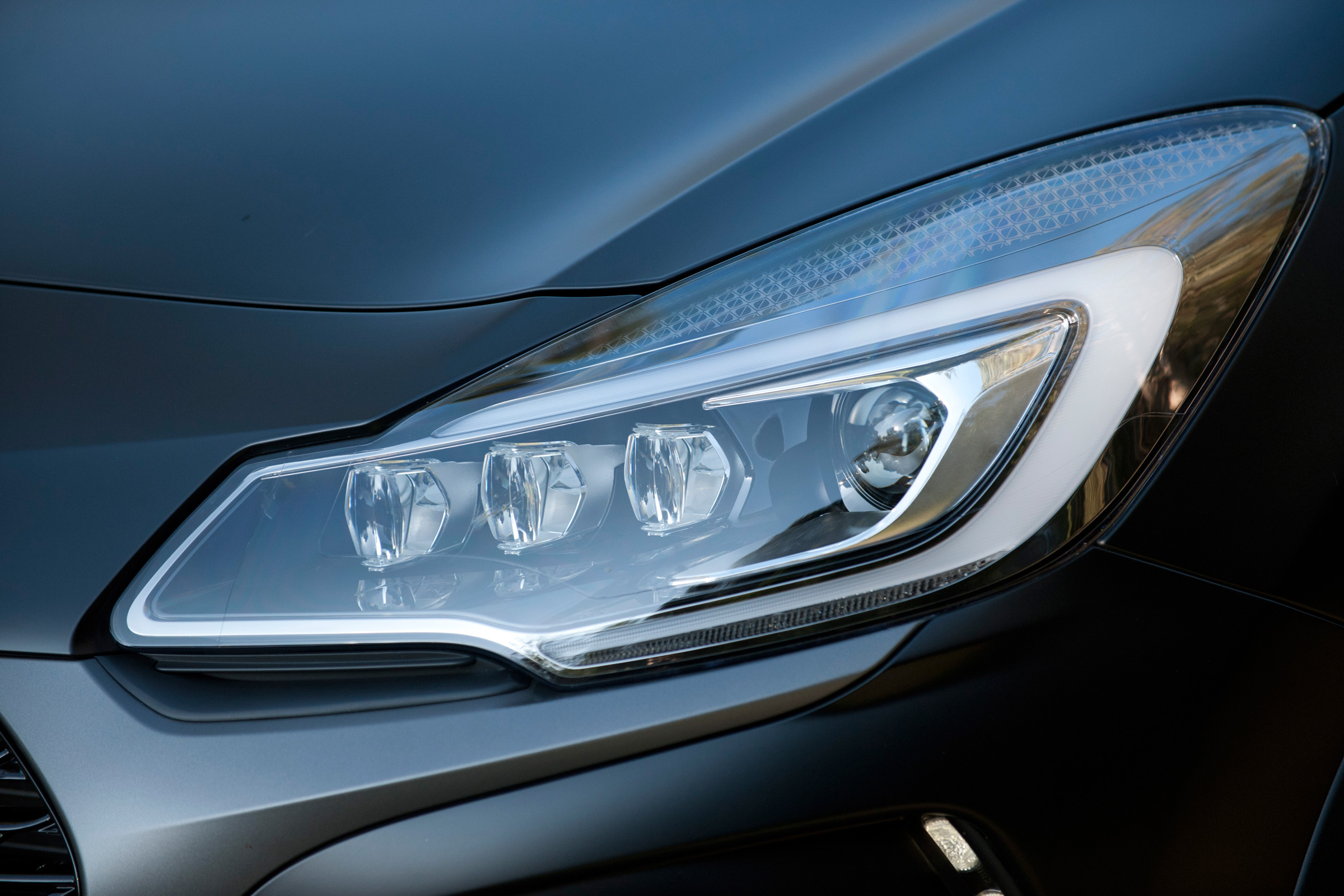 DS 3 Performance review 2016 - headlight
