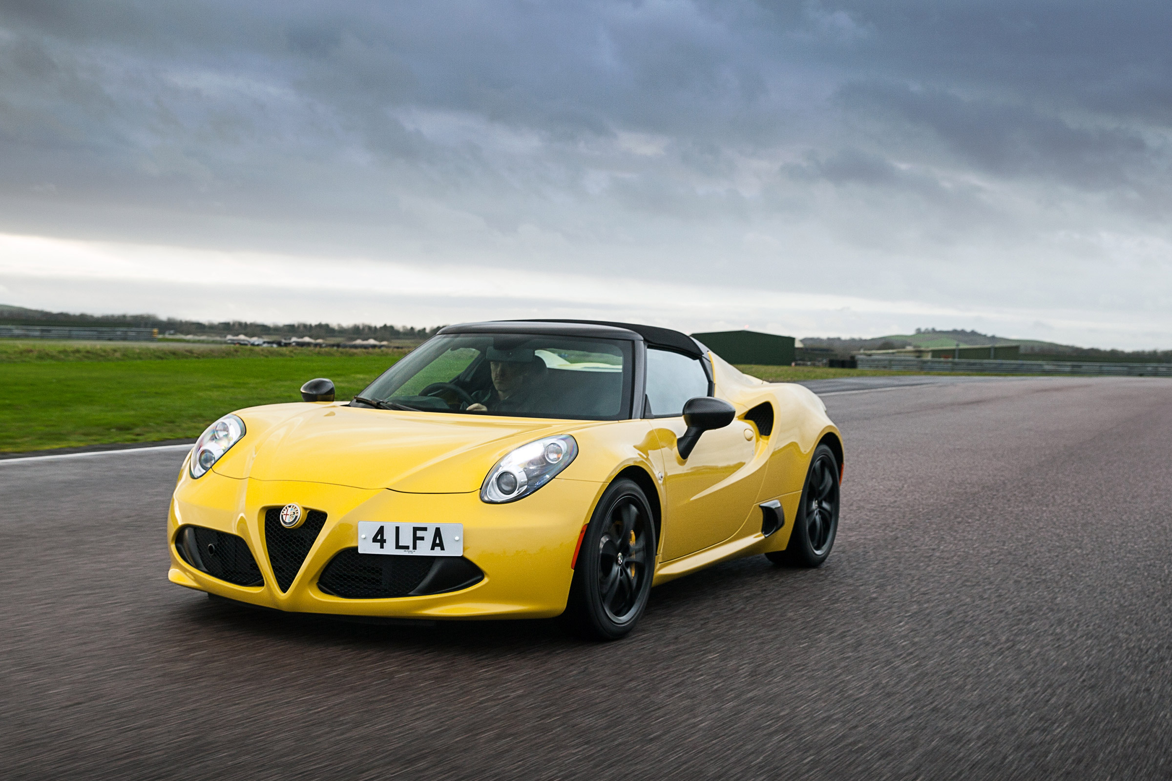 Alfa Romeo 4C Spider - front panning