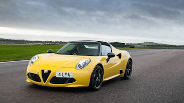 Alfa Romeo 4C Spider - front panning