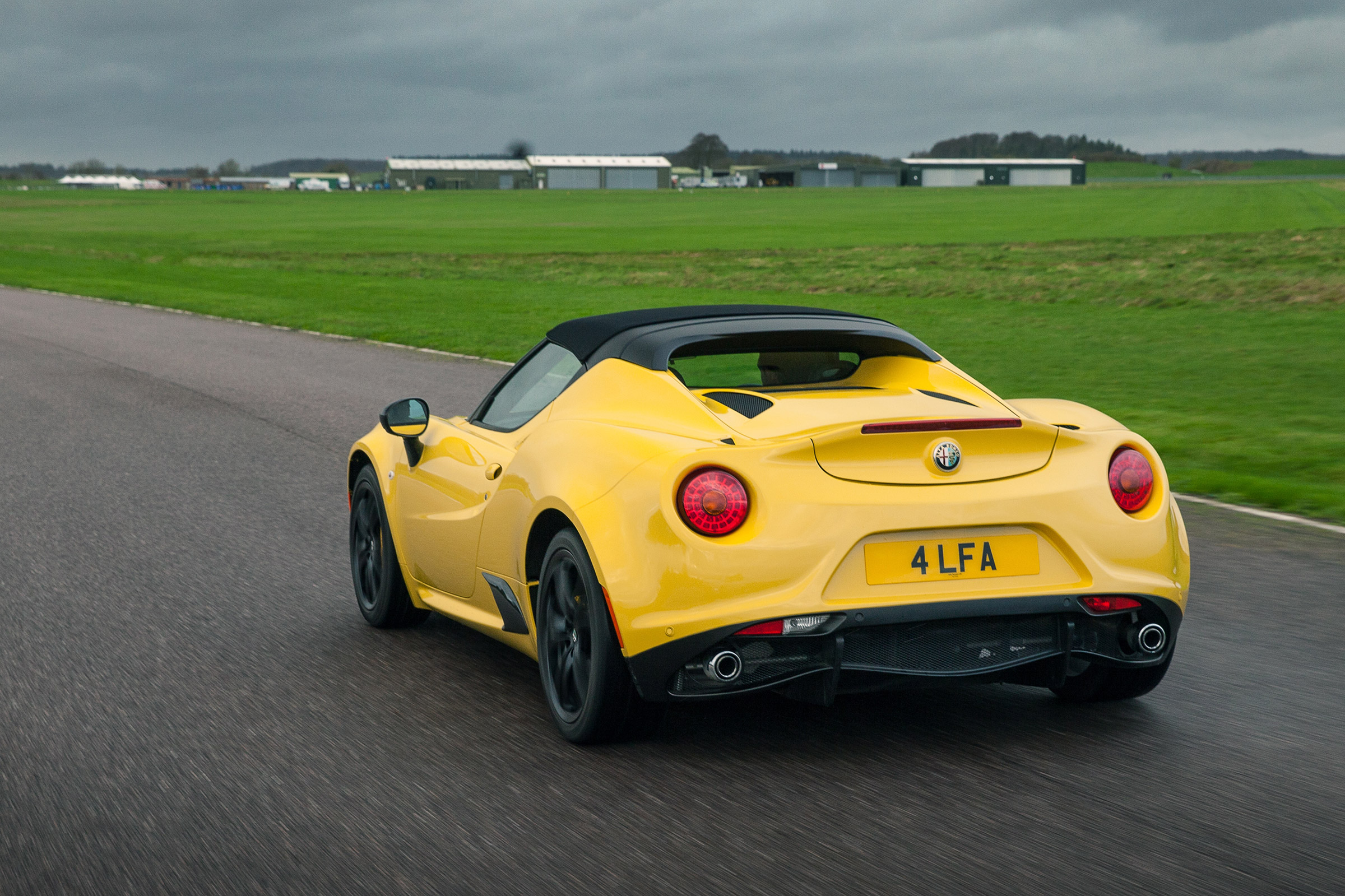 Alfa Romeo 4C Spider - rear panning