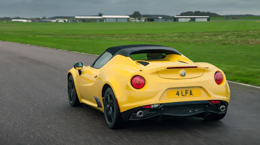 Alfa Romeo 4C Spider - rear panning
