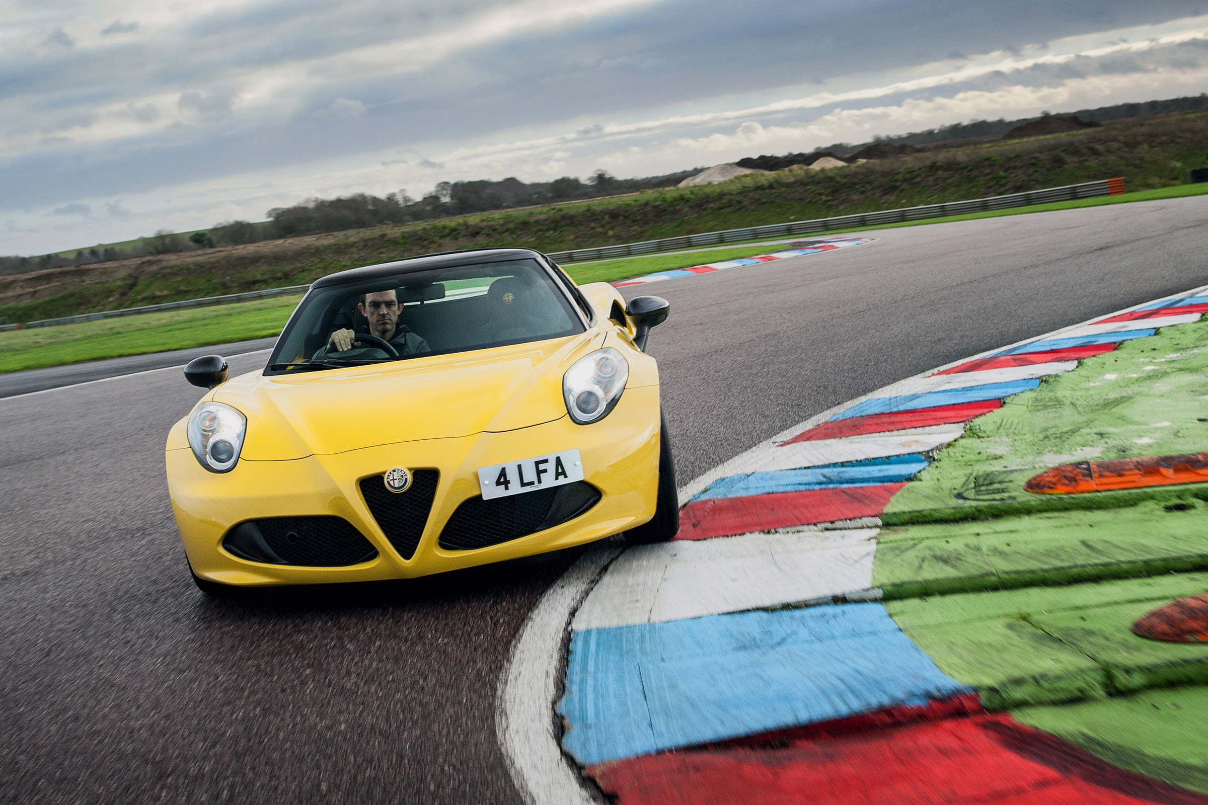Alfa Romeo 4C Spider - front cornering