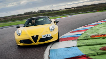 Alfa Romeo 4C Spider - front cornering
