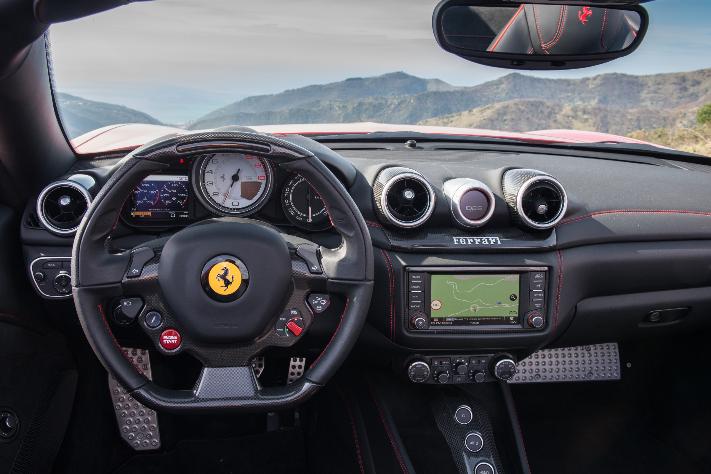 Ferrari California T HS - interior