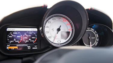 Ferrari California T HS - instruments