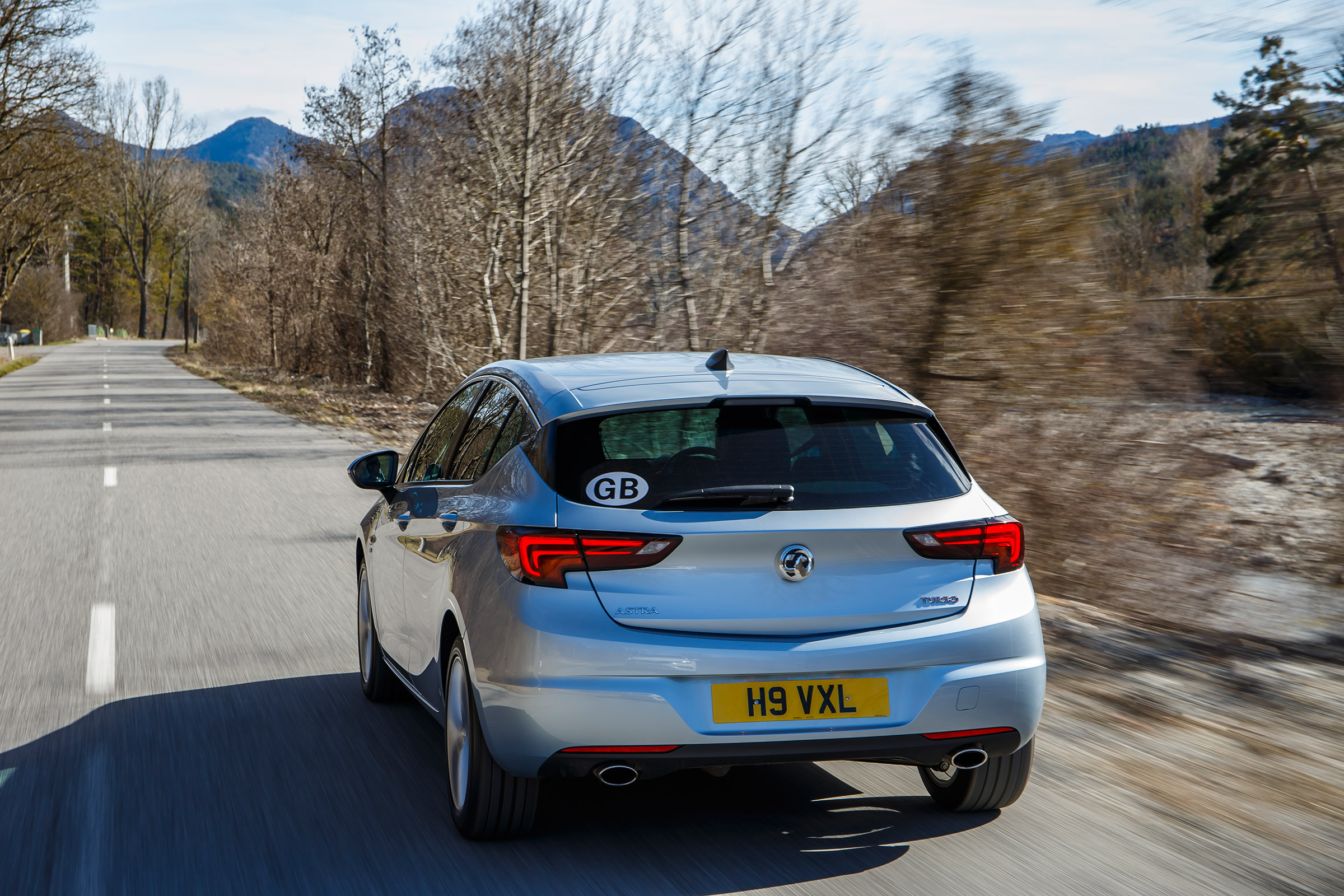 Vauxhall Astra 1.6 turbo - rear panning 