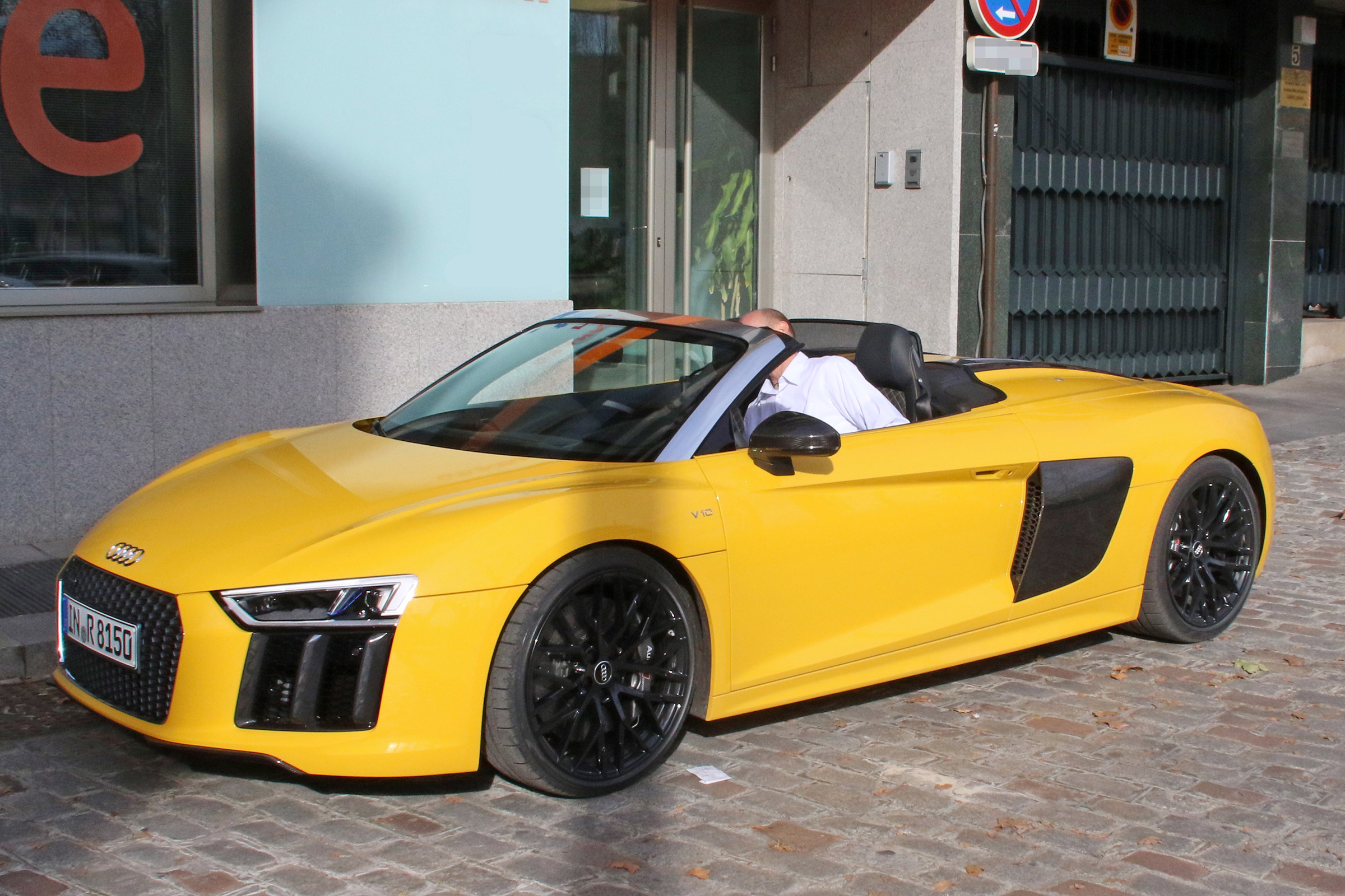 Audi R8 Spyder - spied - front/side