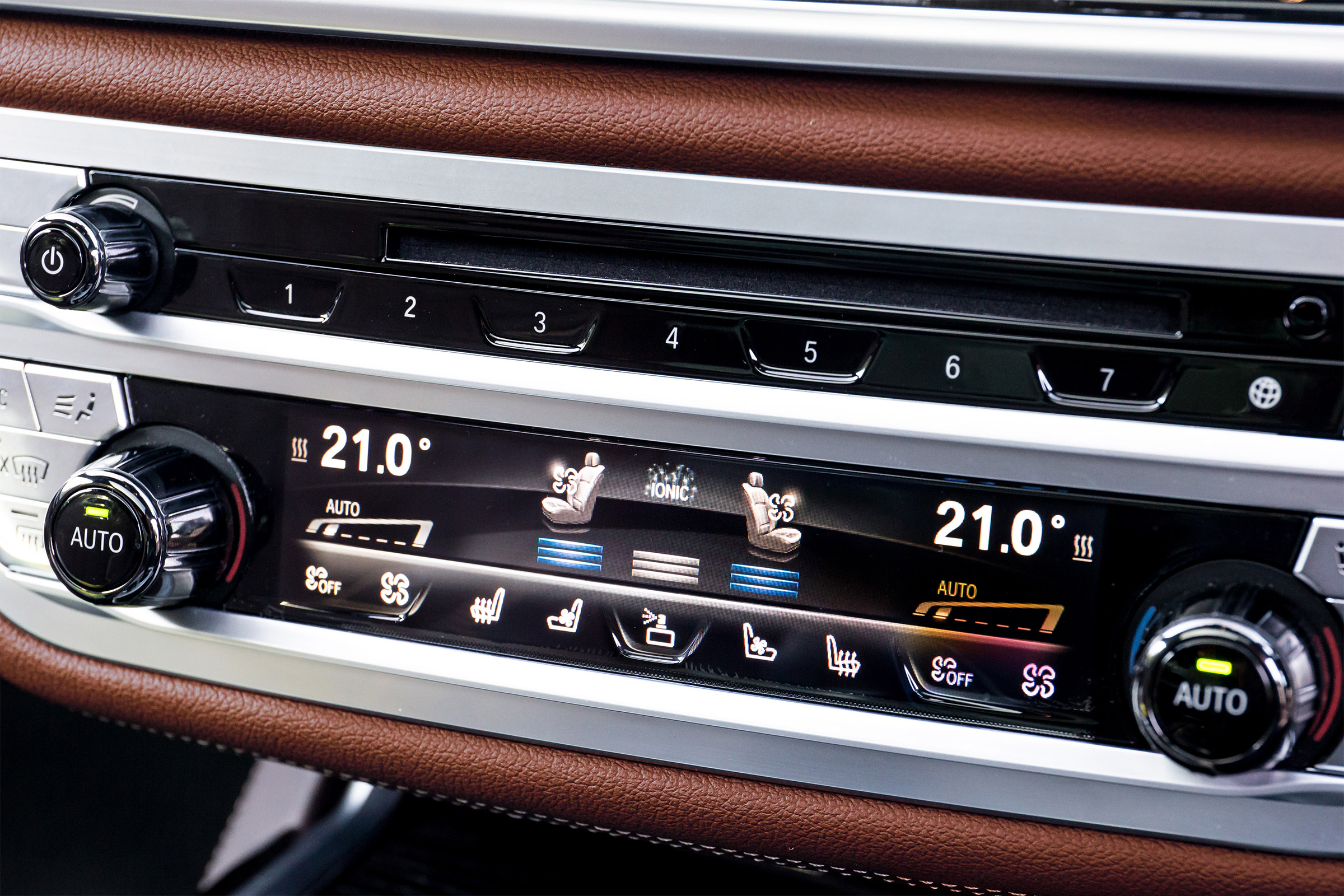 BMW 740Ld xDrive - centre console controls