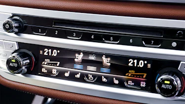 BMW 740Ld xDrive - centre console controls