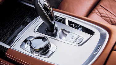 BMW 740Ld xDrive - gear stick