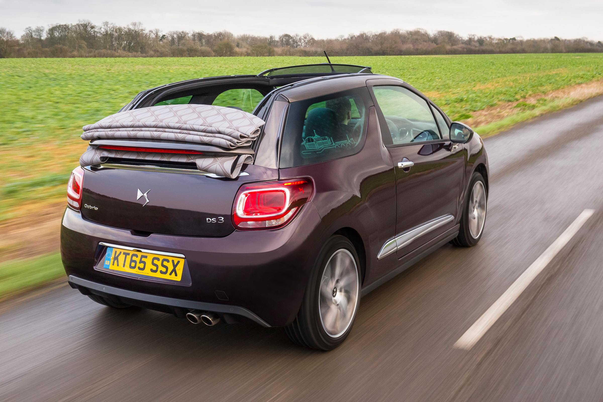 DS 3 Cabrio 2016 review - rear tracking