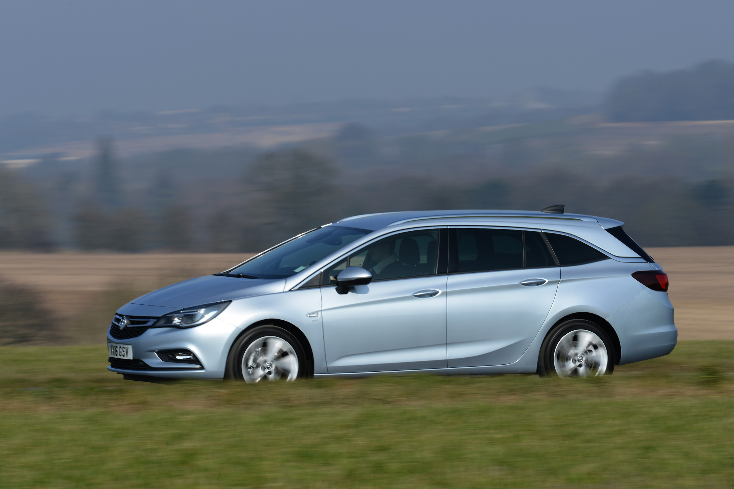 Vauxhall Astra Sports Tourer diesel 2016 - side tracking
