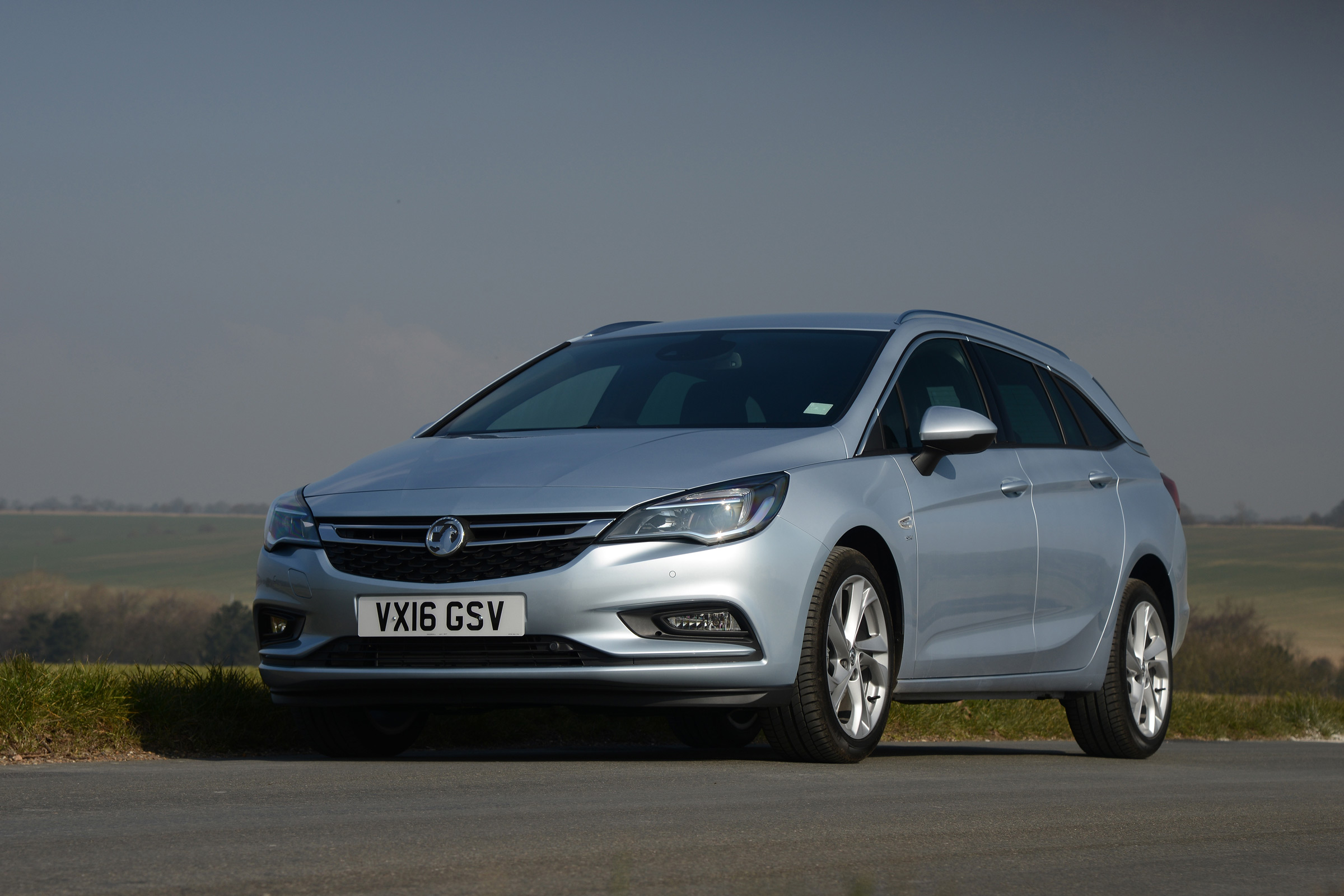 Vauxhall Astra Sports Tourer diesel 2016 - front quarter
