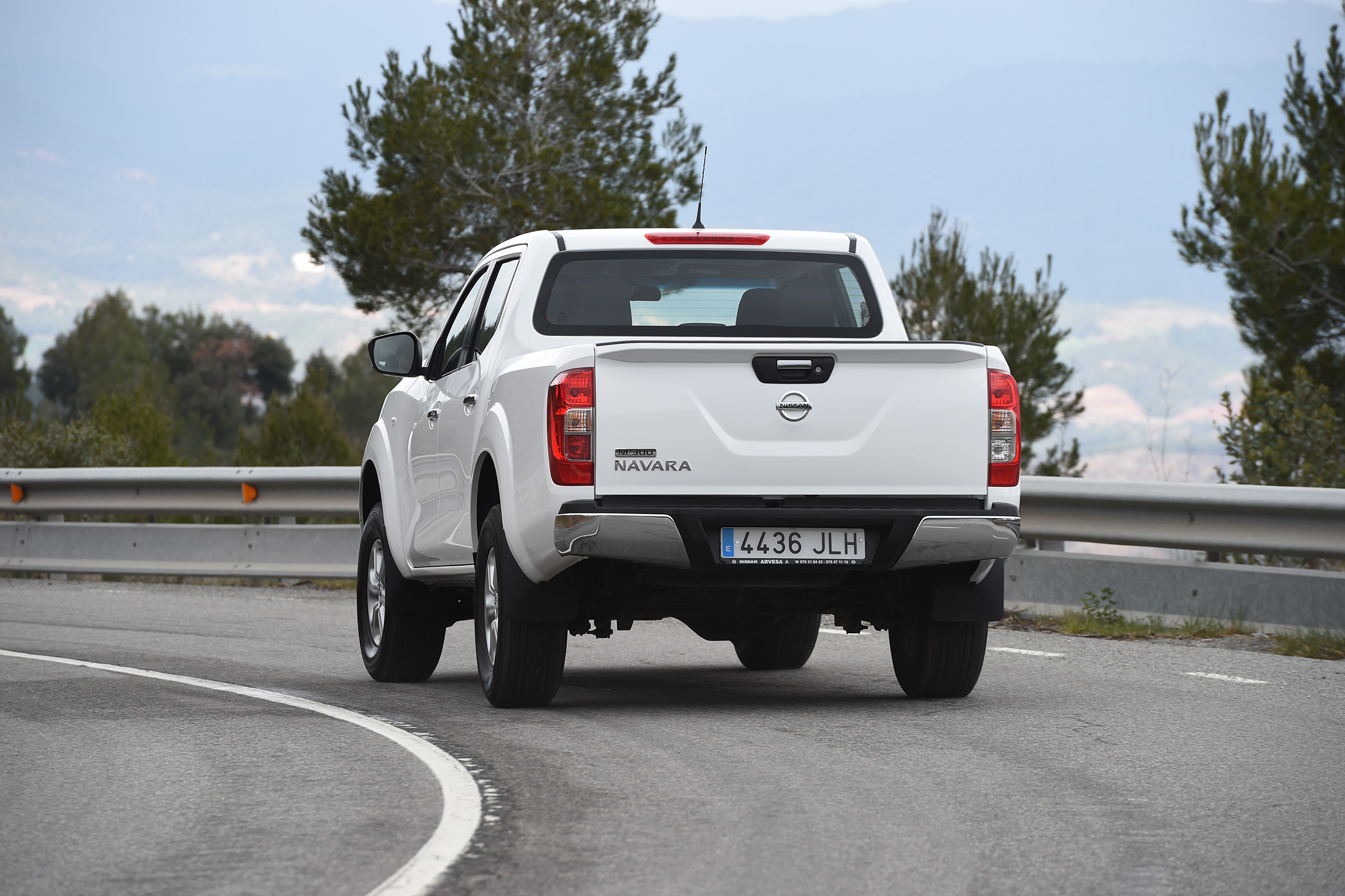 Nissan Navara Visia 2016 - rear cornering
