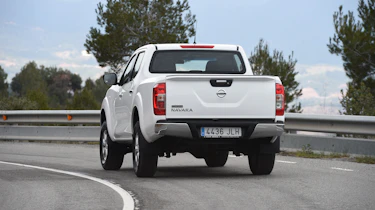 Nissan Navara Visia 2016 - rear cornering