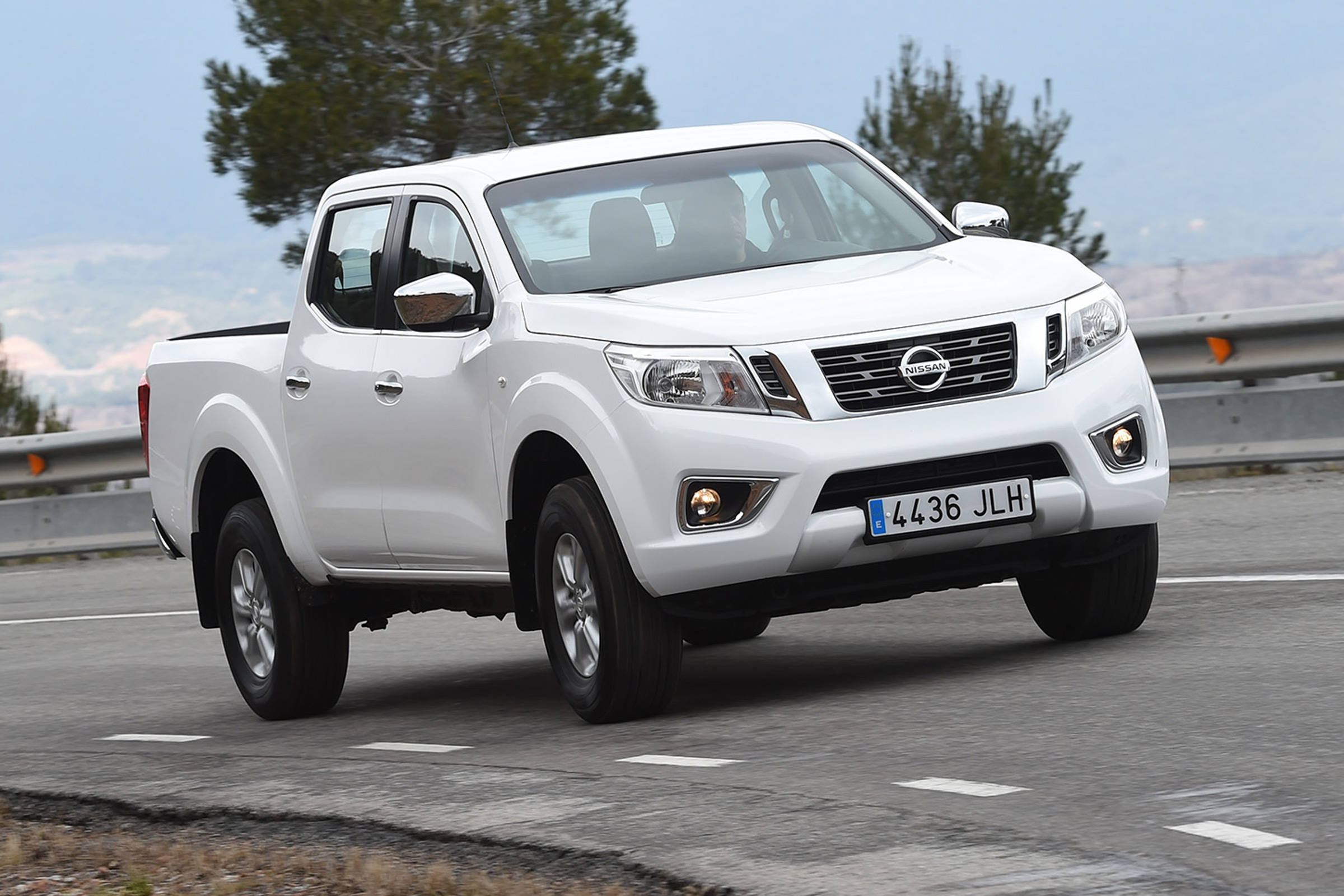 Nissan Navara Visia 2016 - crop front cornering
