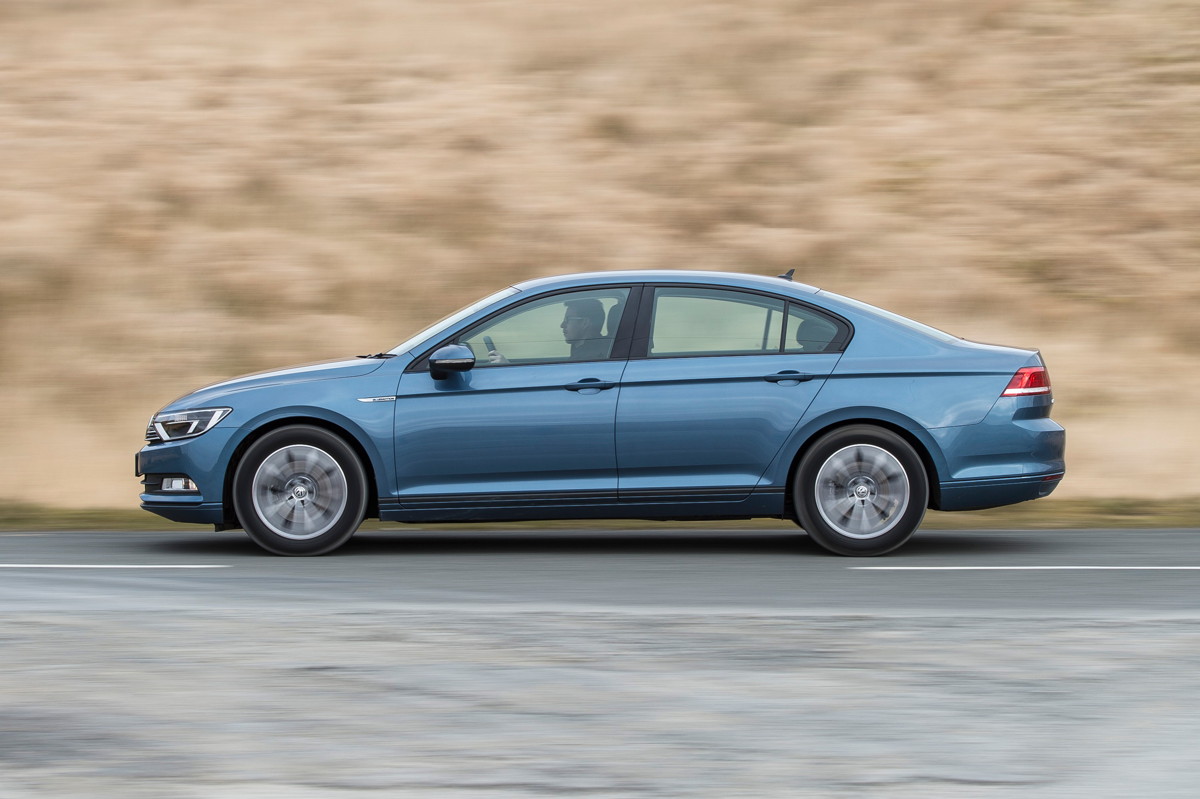 Volkswagen Passat BlueMotion 2016 - side tracking