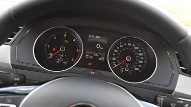 Volkswagen Passat BlueMotion 2016 - instruments