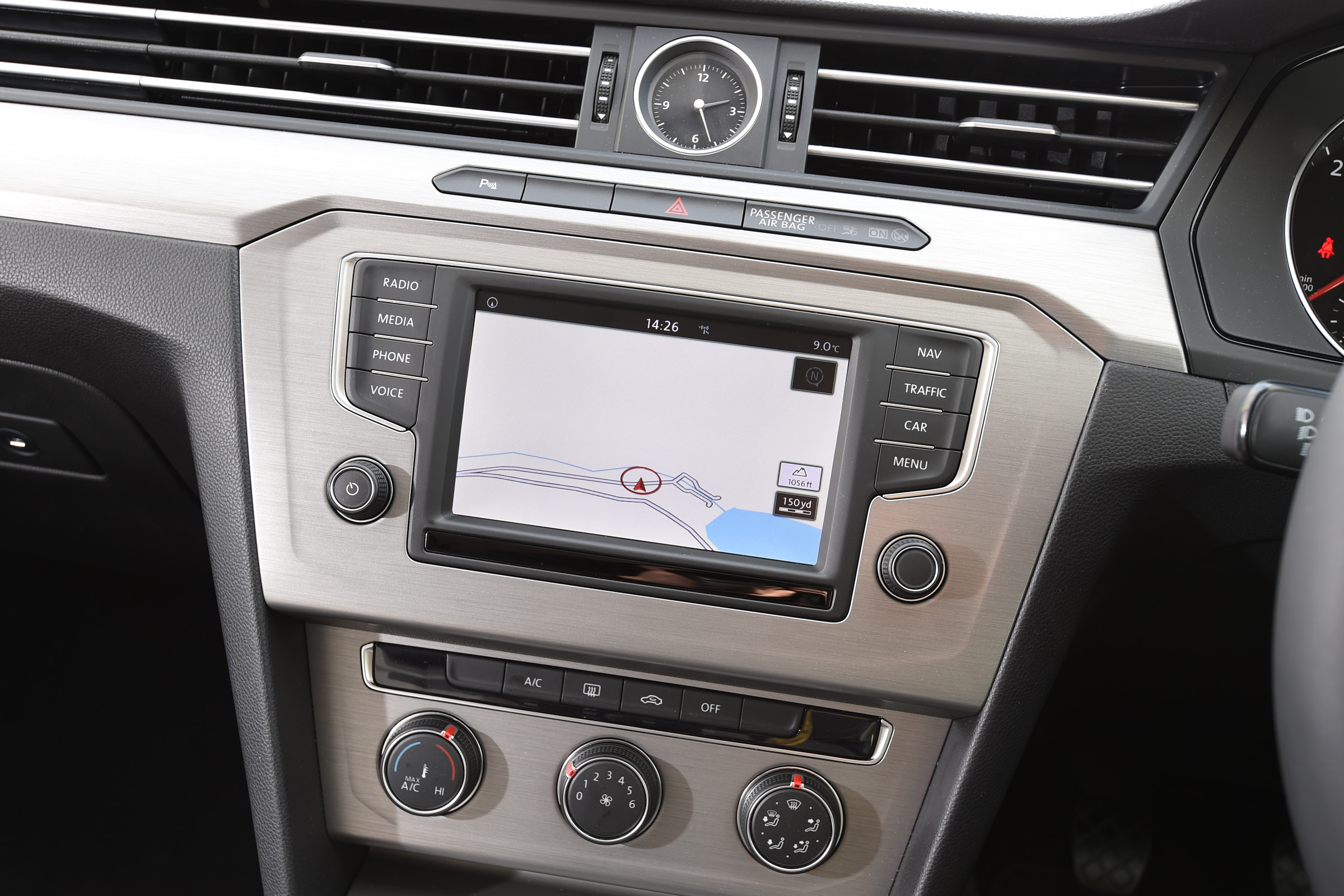 Volkswagen Passat BlueMotion 2016 - infotainment