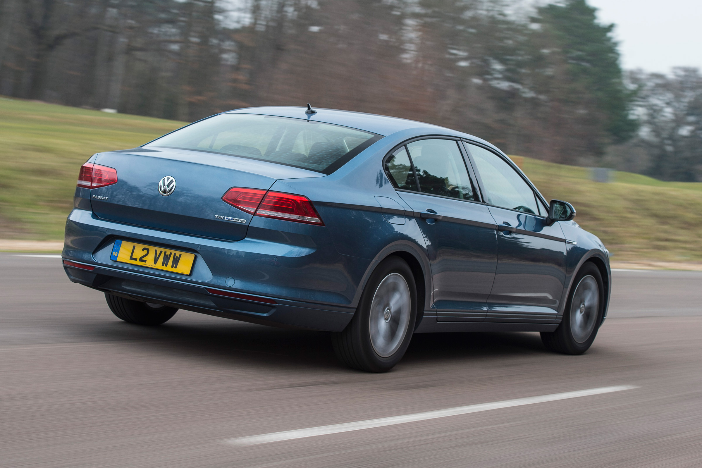 Volkswagen Passat BlueMotion 2016 - rear tracking