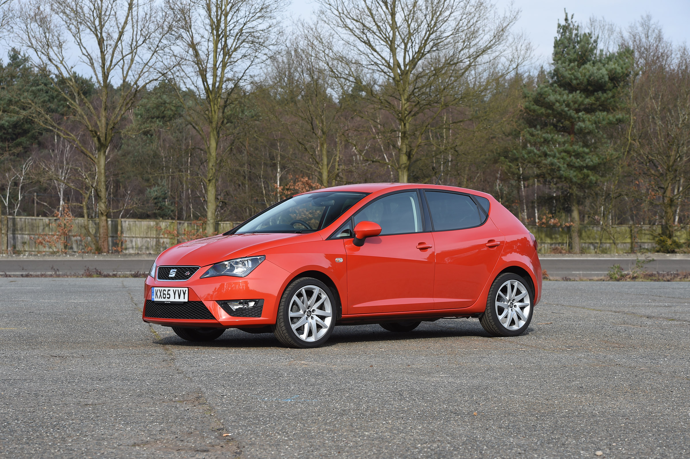SEAT Ibiza SC FR vs Ford Fiesta Zetec S Black Edition - Ibiza front three quarter