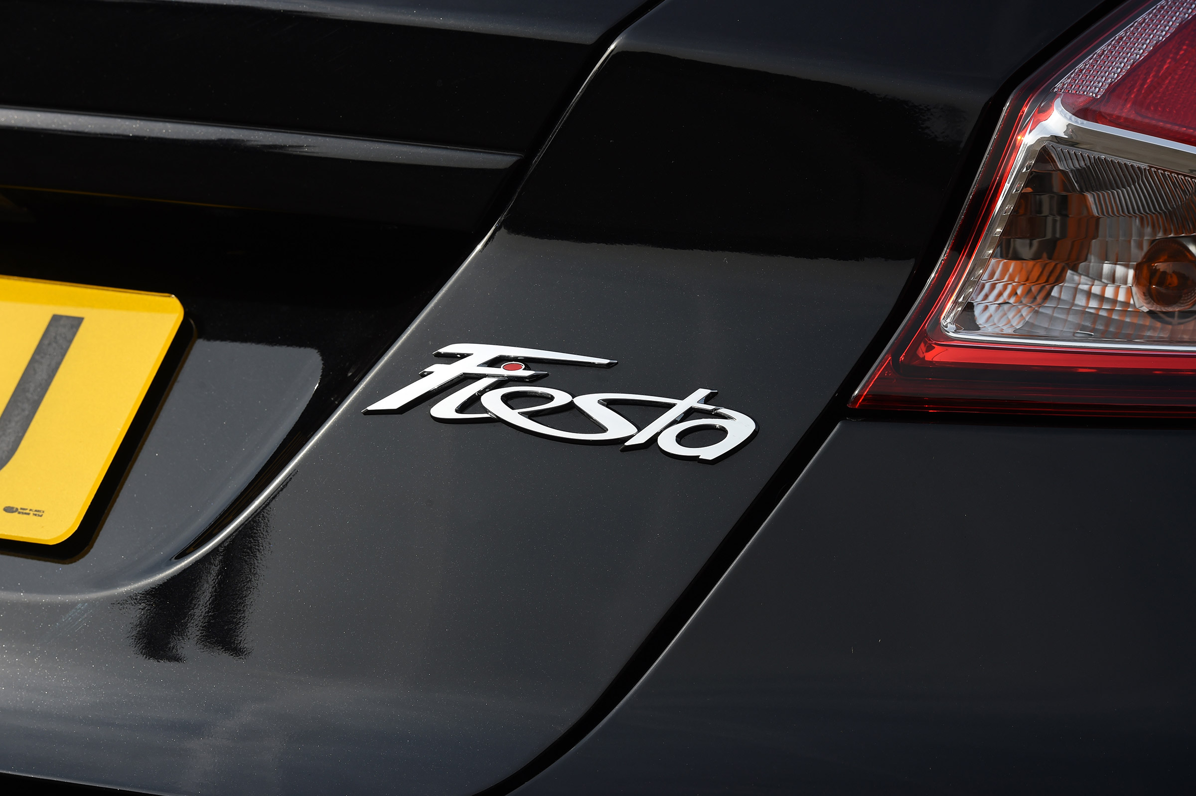 SEAT Ibiza SC FR vs Ford Fiesta Zetec S Black Edition - Fiesta badge