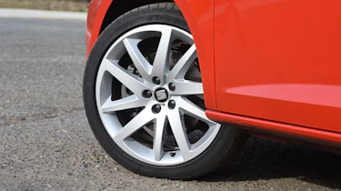 SEAT Ibiza SC FR vs Ford Fiesta Zetec S Black Edition - wheel
