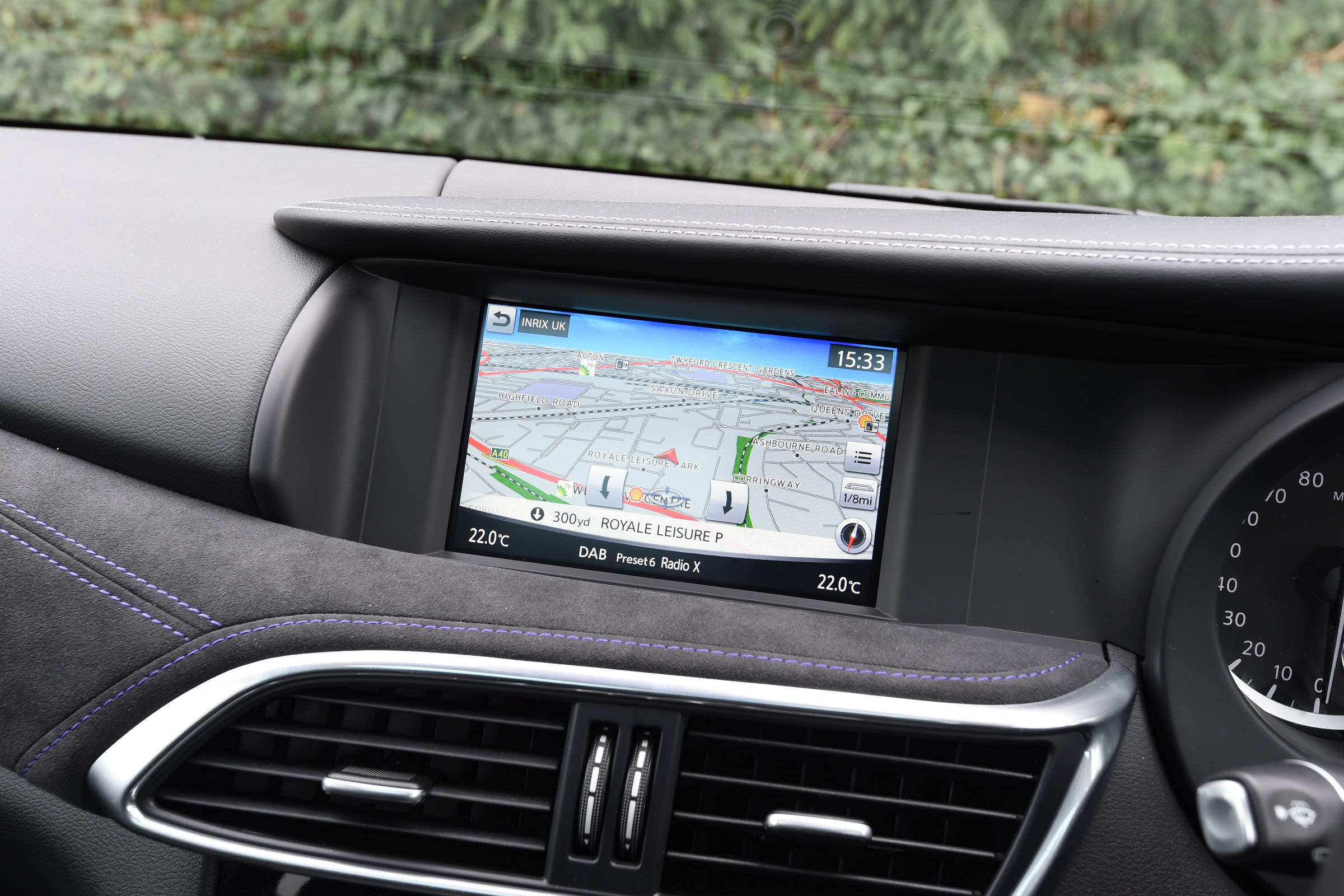 Infiniti Q30 Sport AWD 2016 - screen