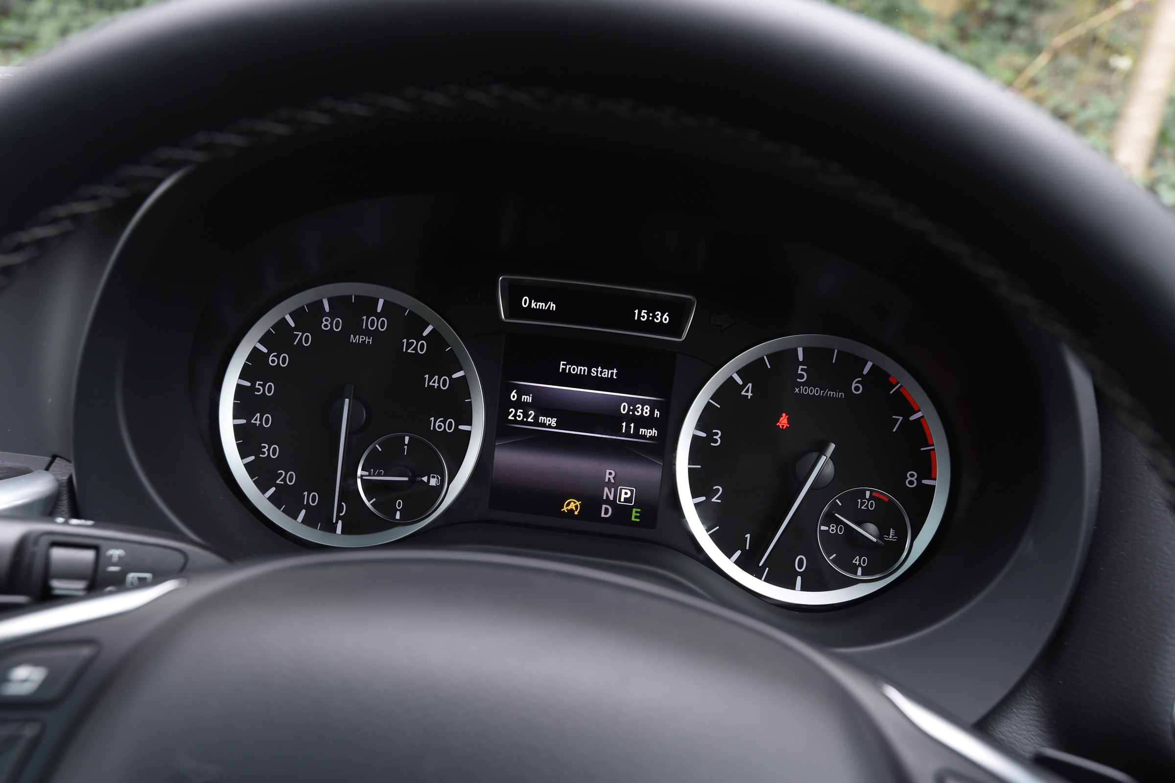 Infiniti Q30 Sport AWD 2016 - dials