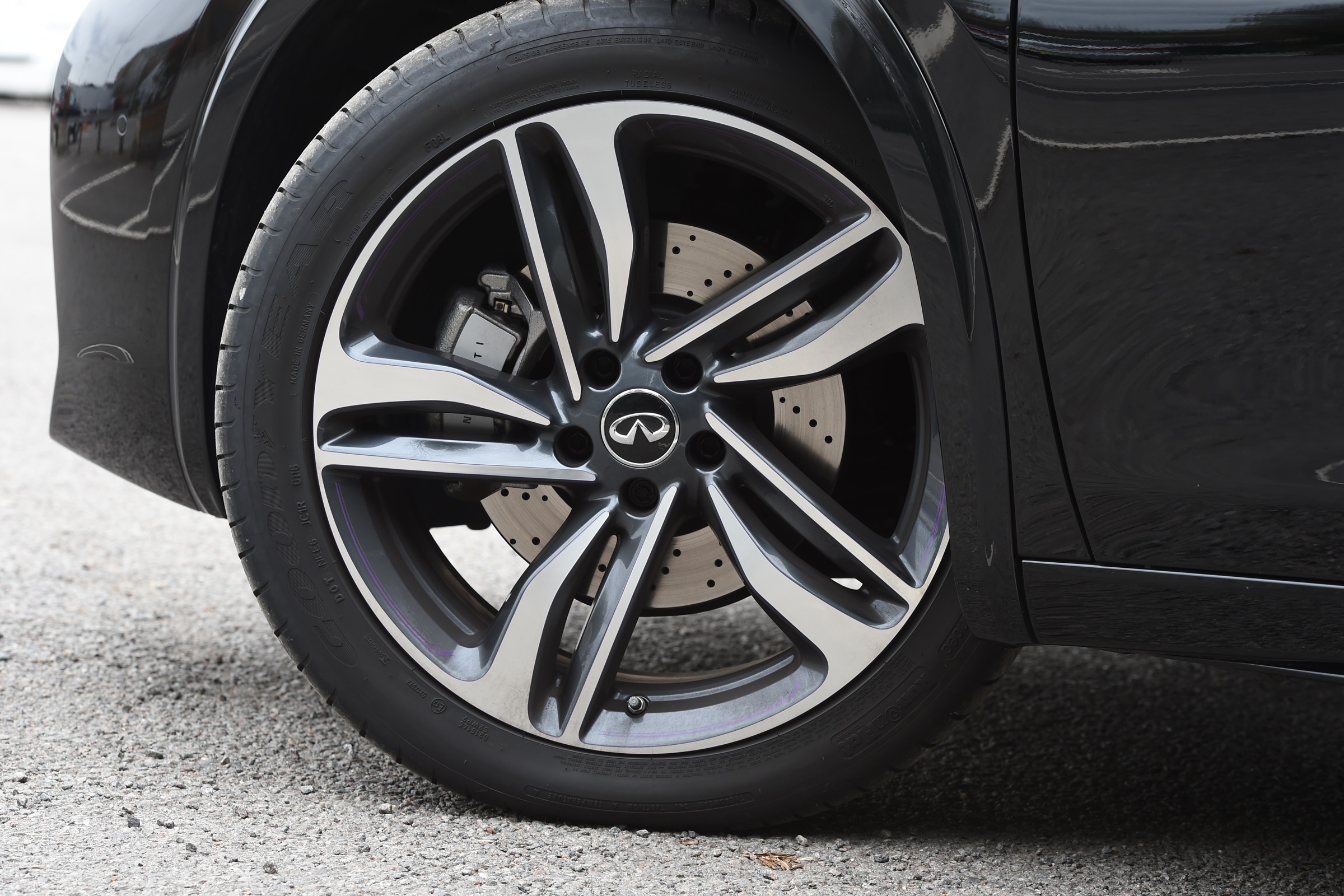 Infiniti Q30 Sport AWD 2016 - wheel