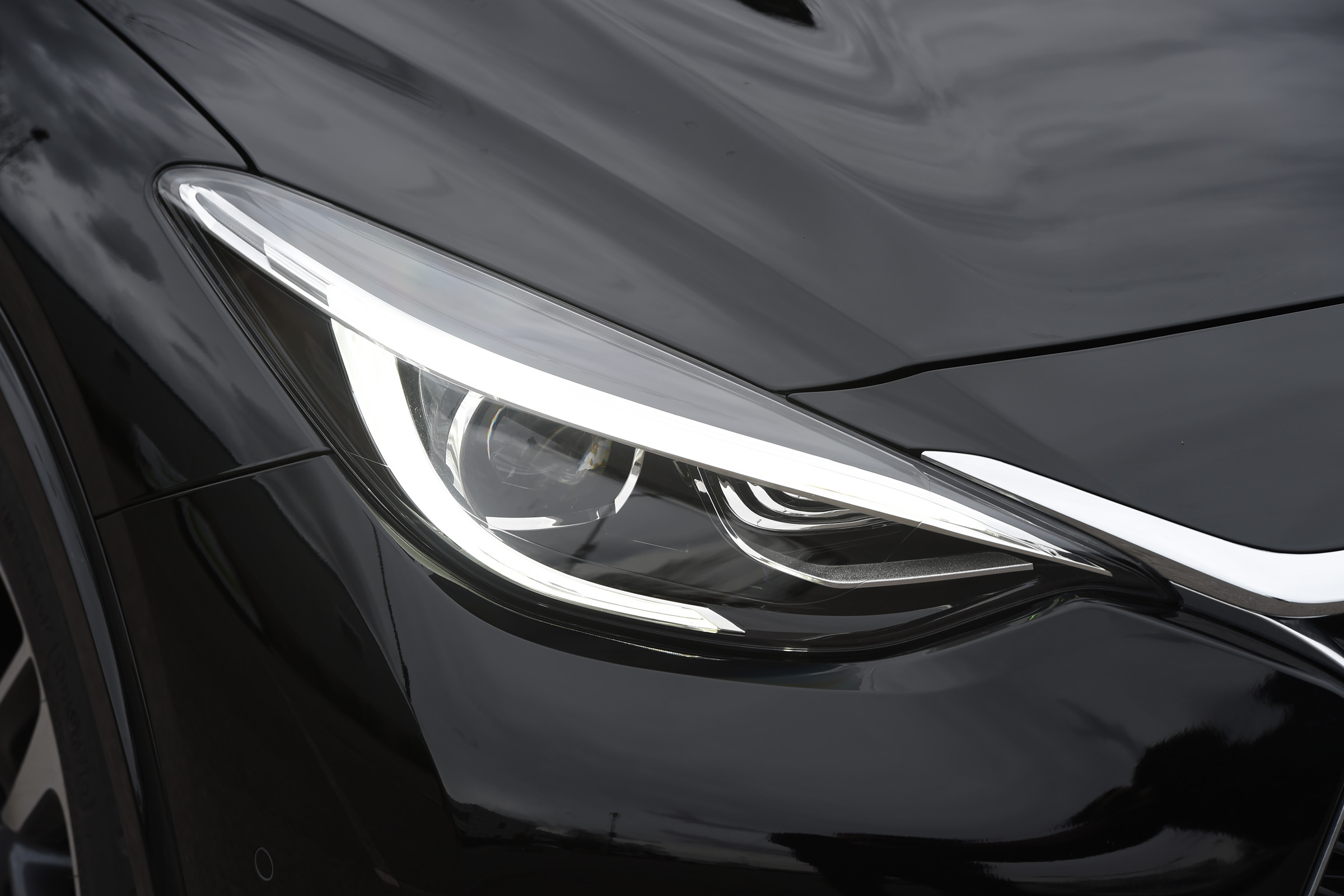 Infiniti Q30 Sport AWD 2016 - headlight