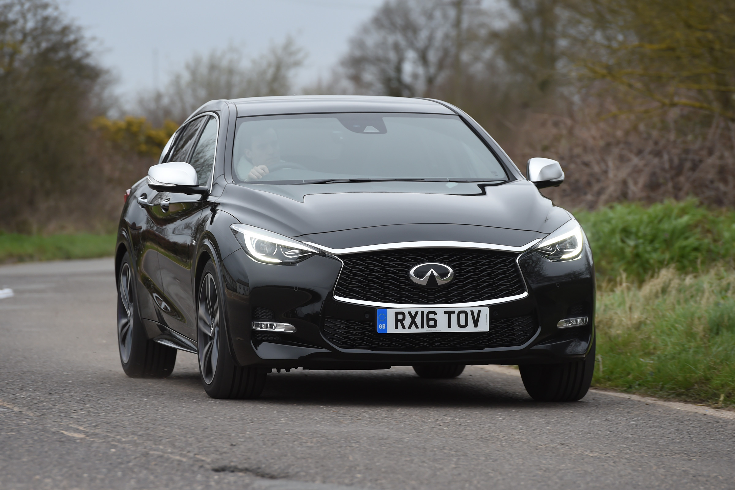 Infiniti Q30 Sport AWD 2016 - front cornering 2