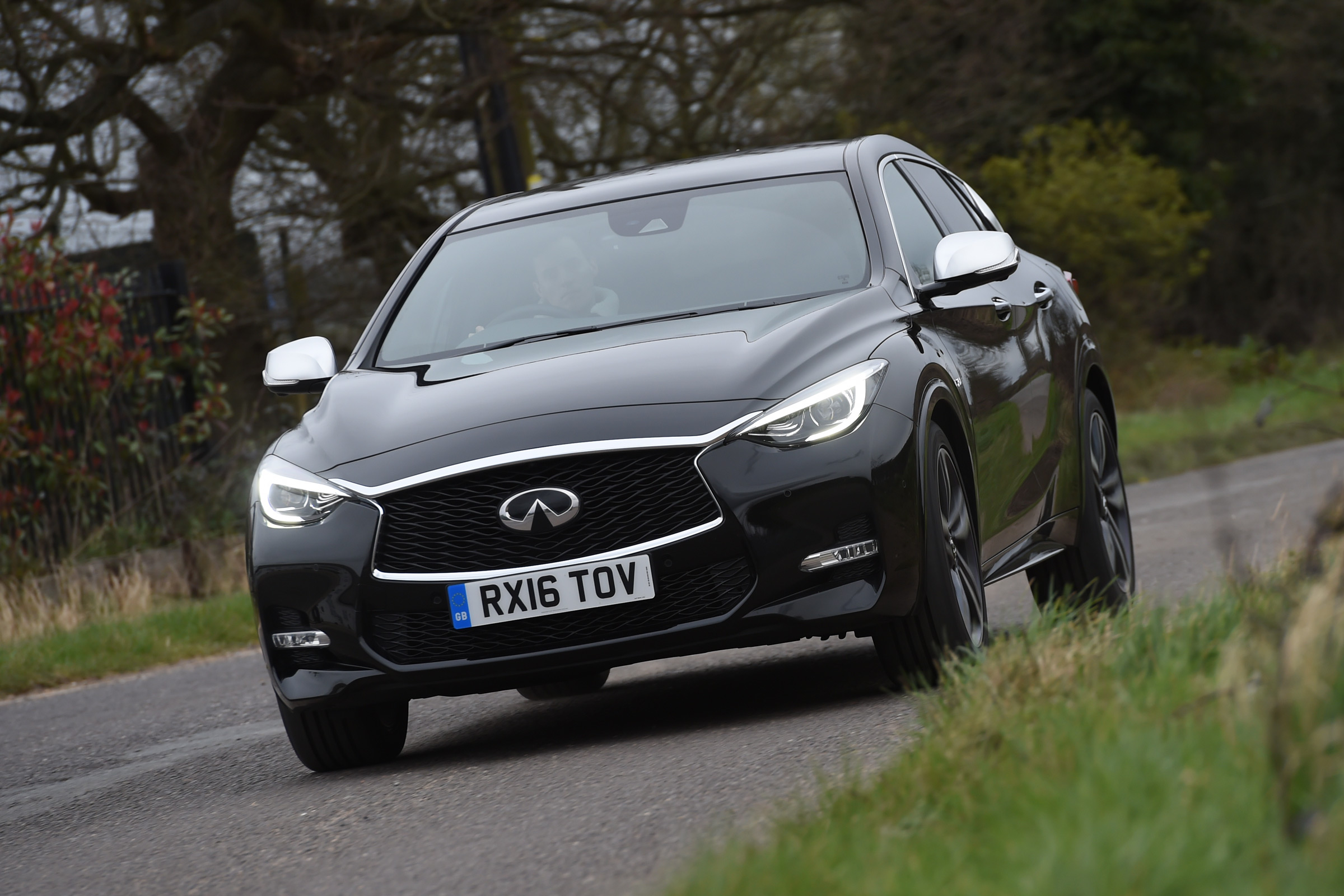 Infiniti Q30 Sport AWD 2016 - front tracking