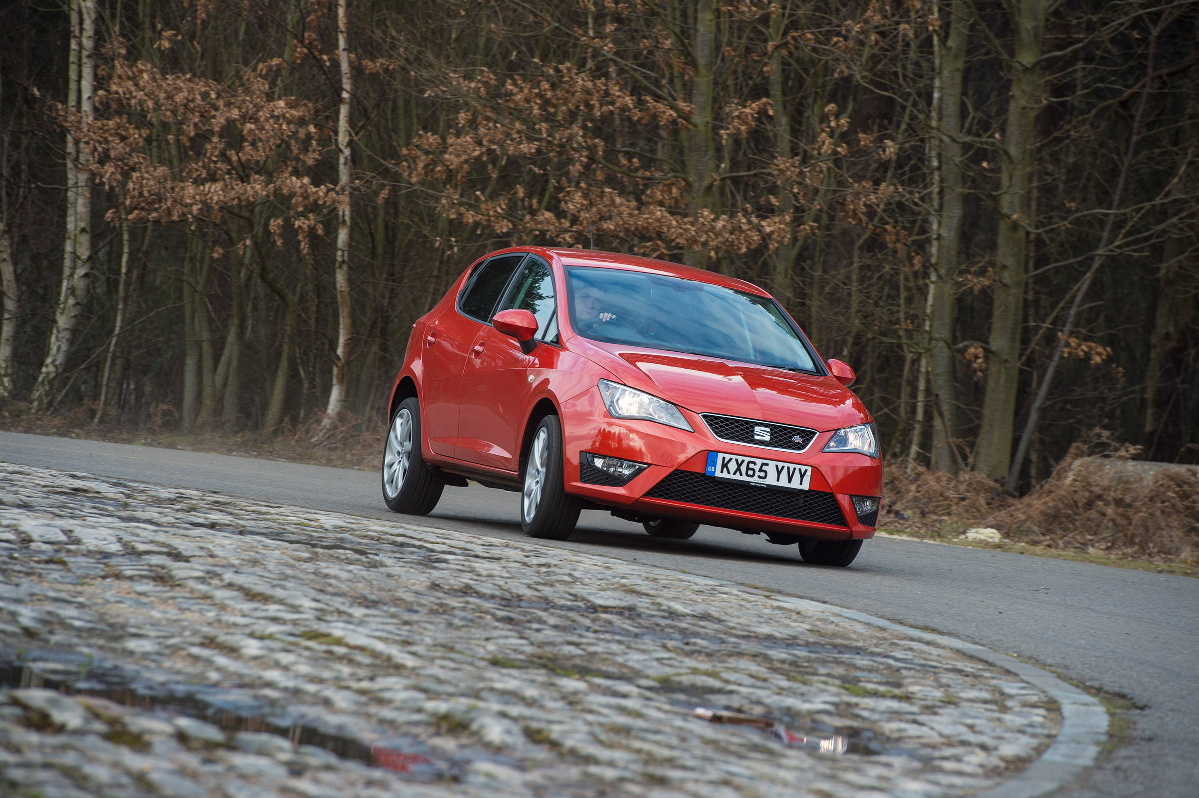 SEAT Ibiza SC FR vs Ford Fiesta Zetec S Black Edition - Ibiza front cornering