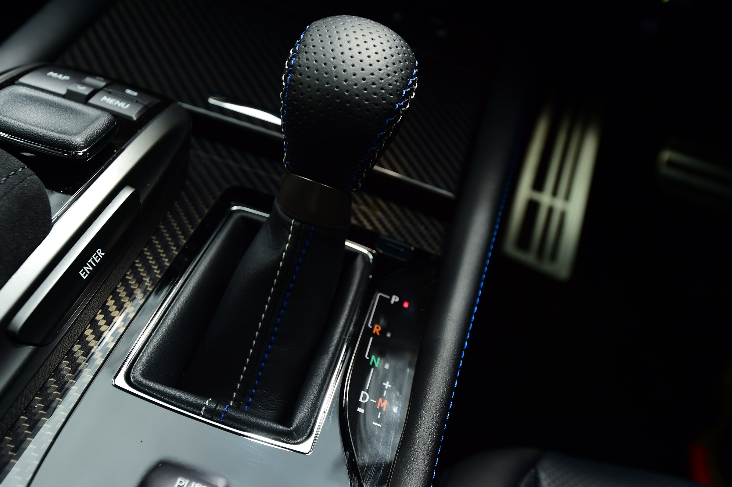 Lexus GS F - gear stick