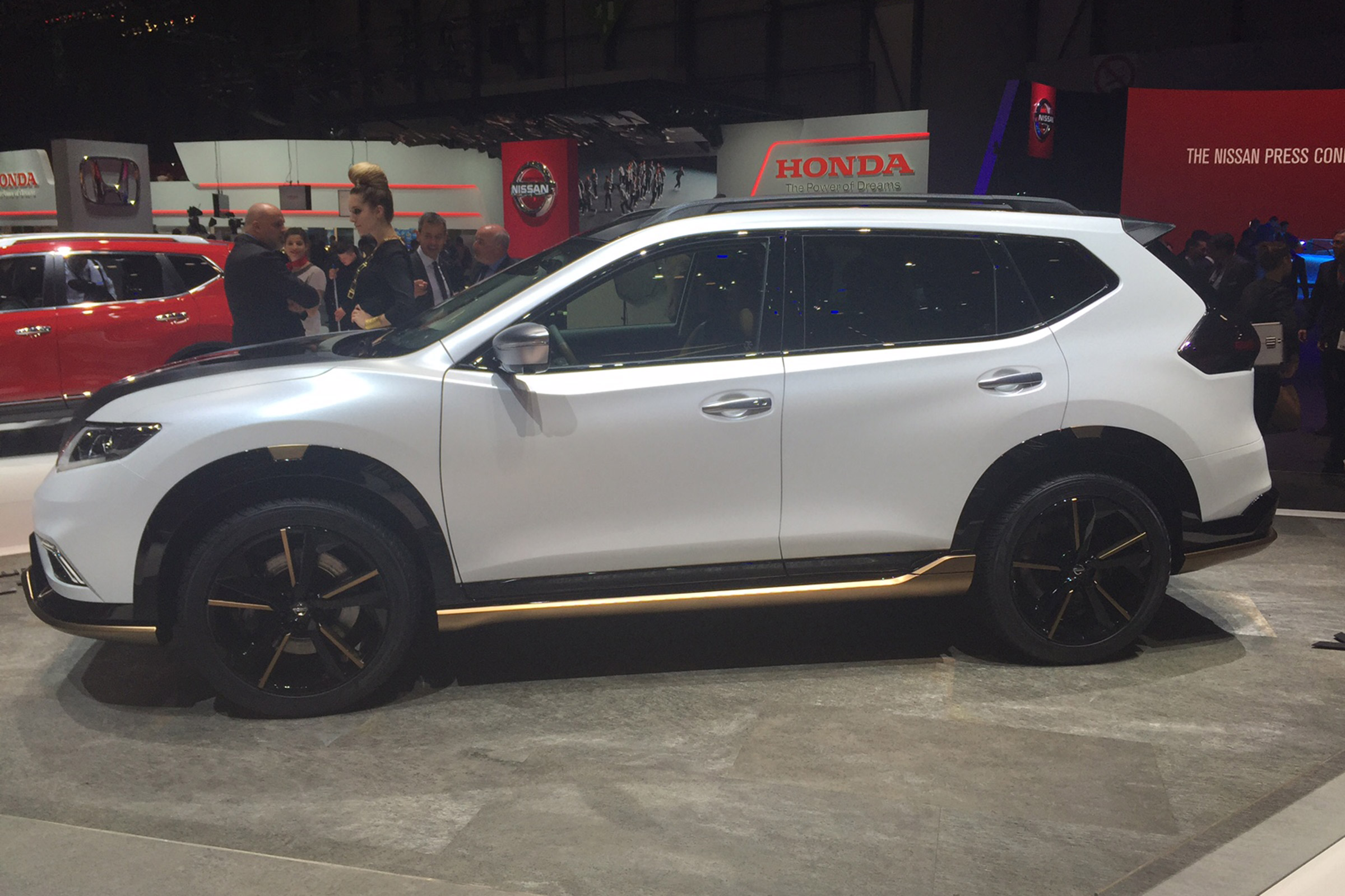 Nissan X-Trail Premium - Geneva show side