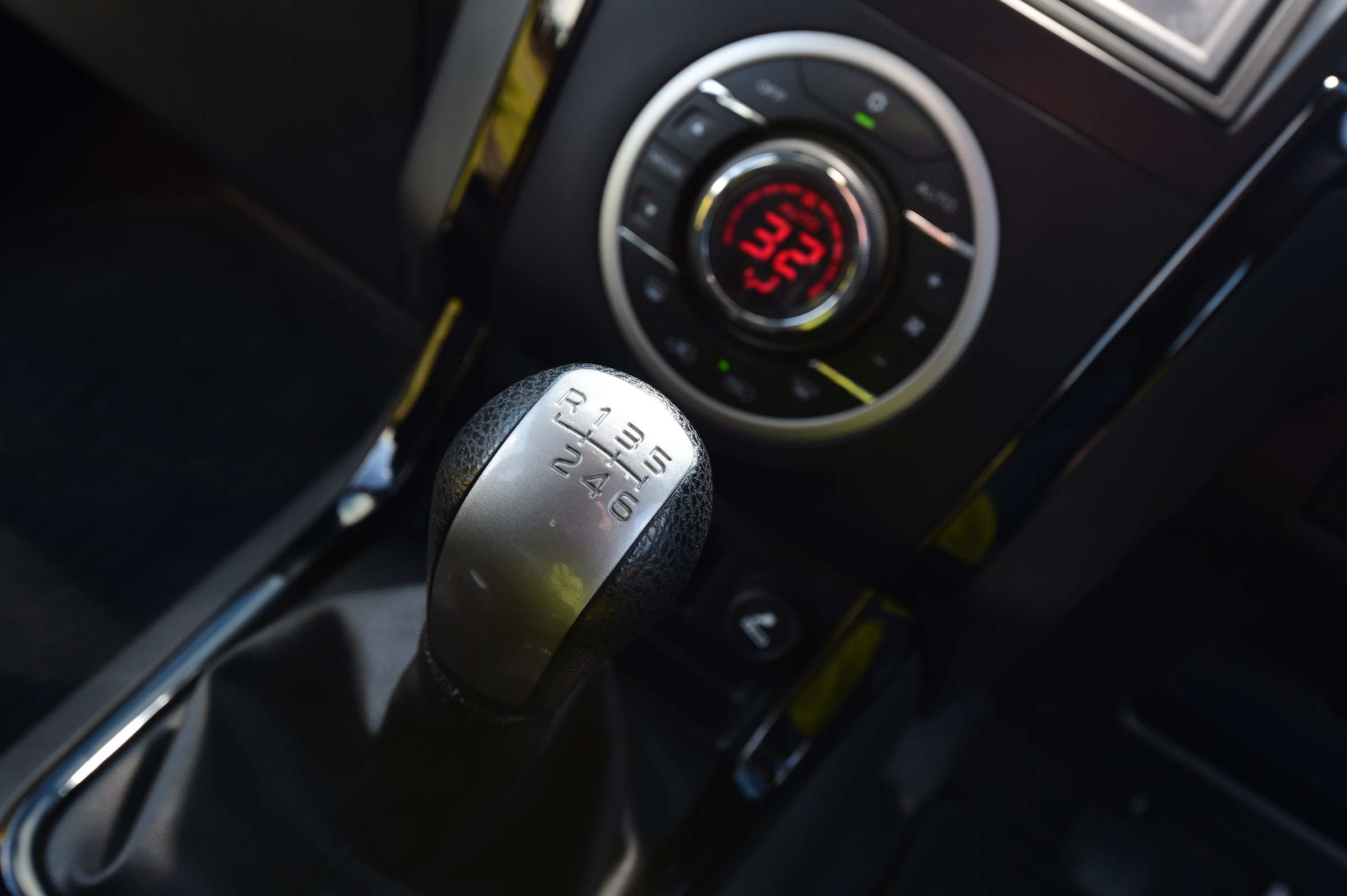 Isuzu D-Max - centre console
