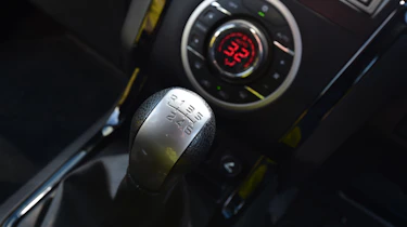 Isuzu D-Max - centre console