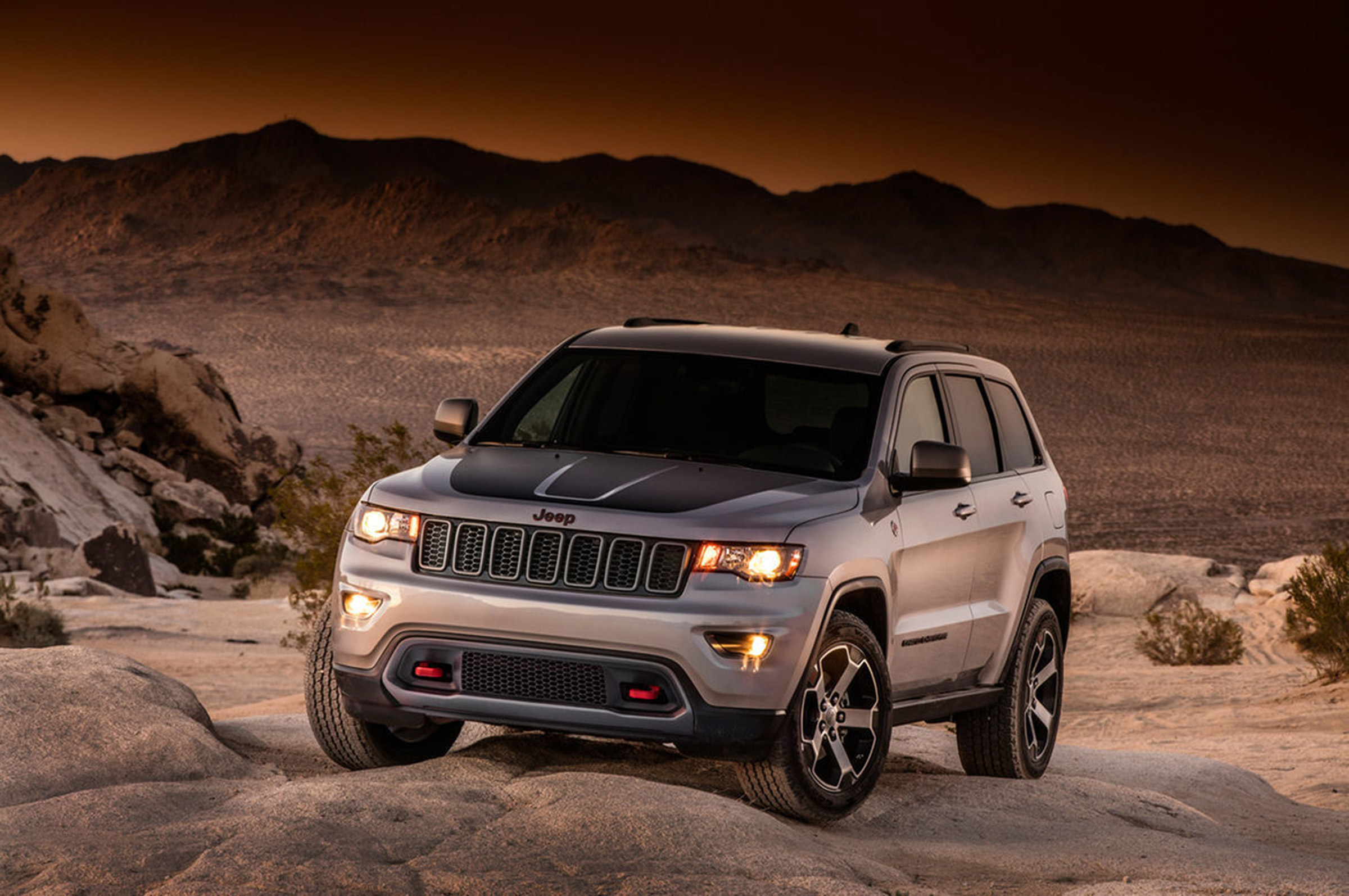Jeep Grand Cherokee Trailhawk - front three quarter