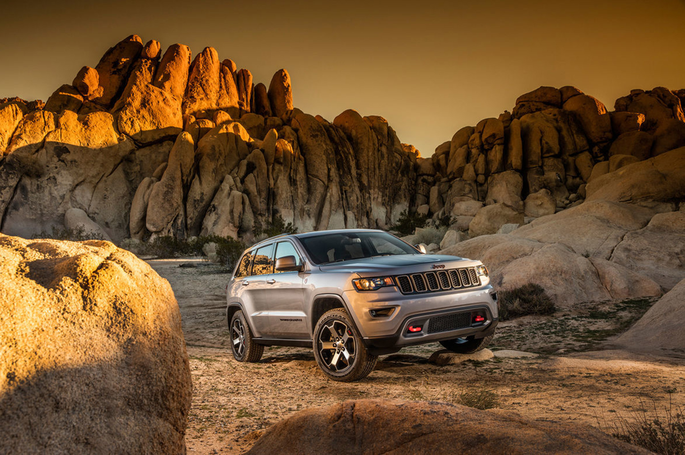 Jeep Grand Cherokee Trailhawk - front three quarter
