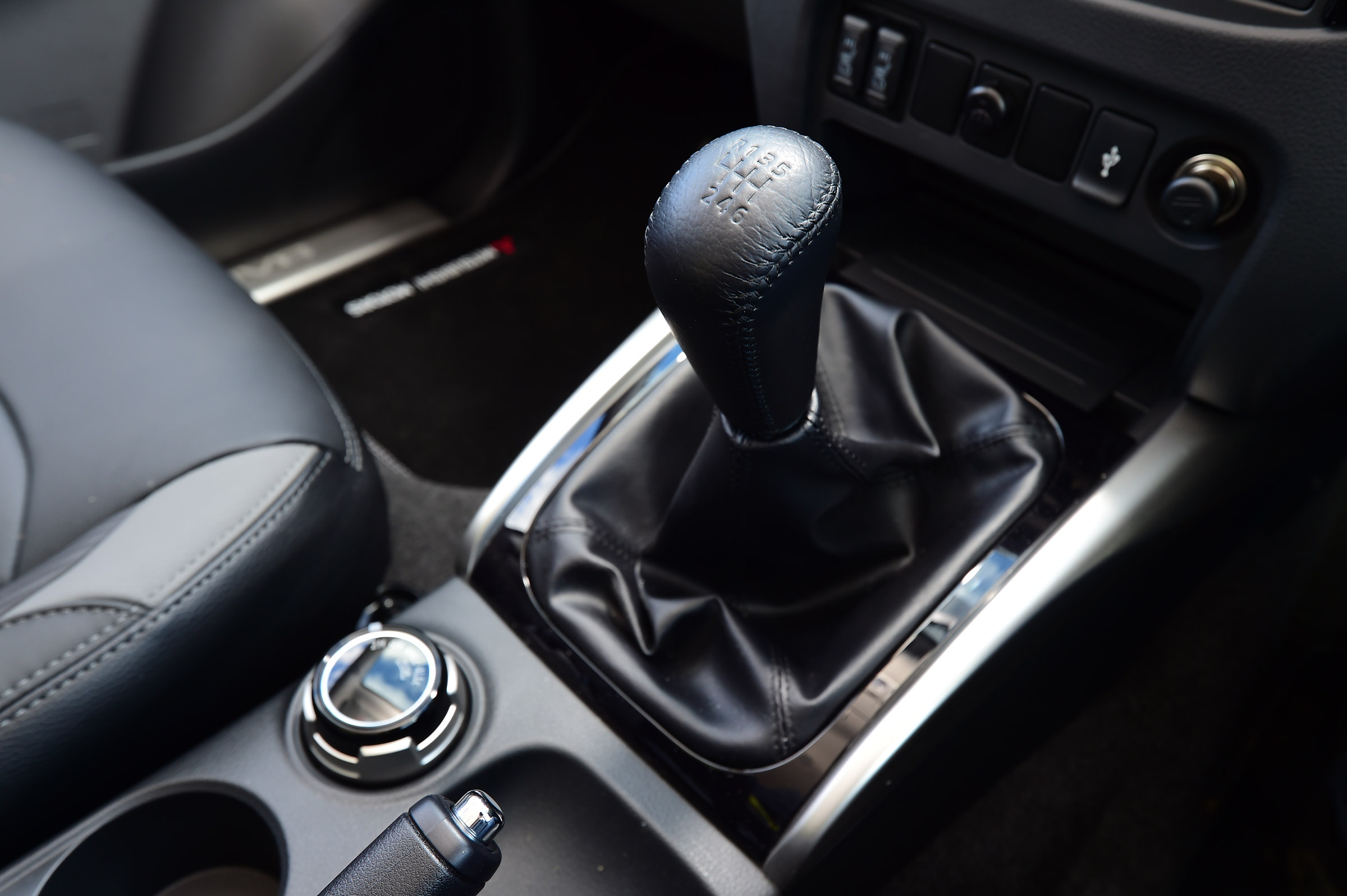 Mitsubishi L200 - centre console