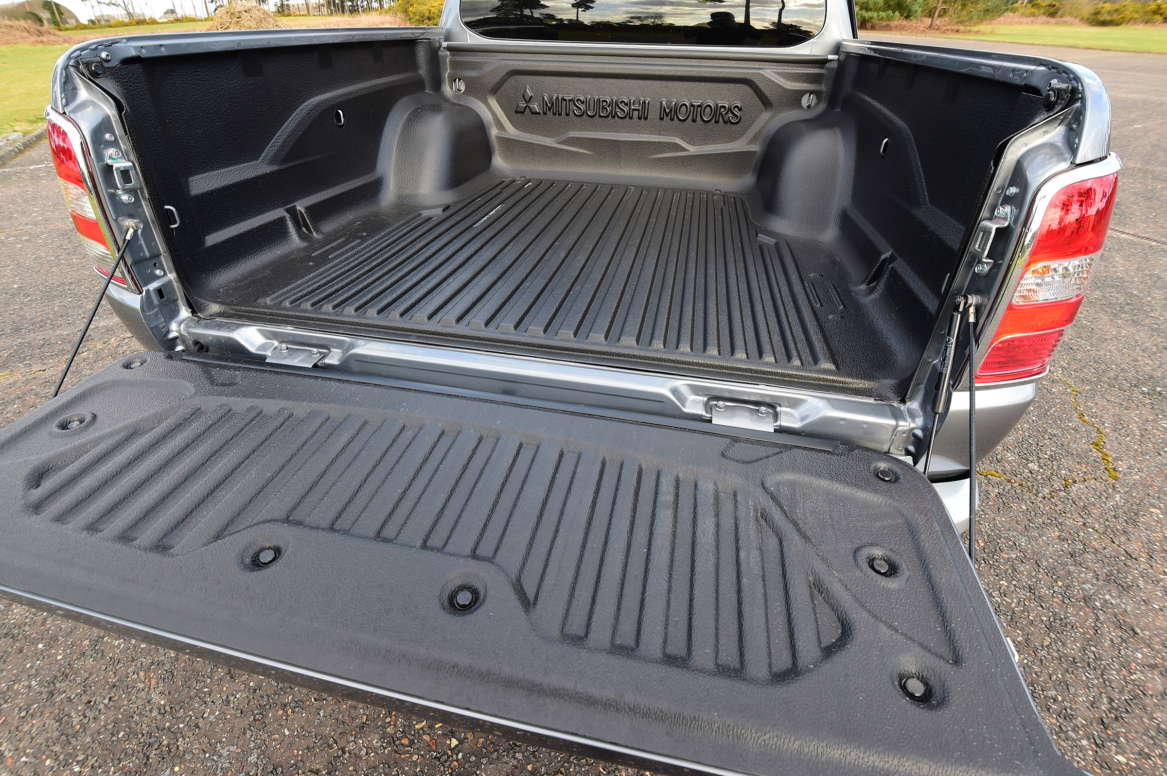 Mitsubishi L200 - load space