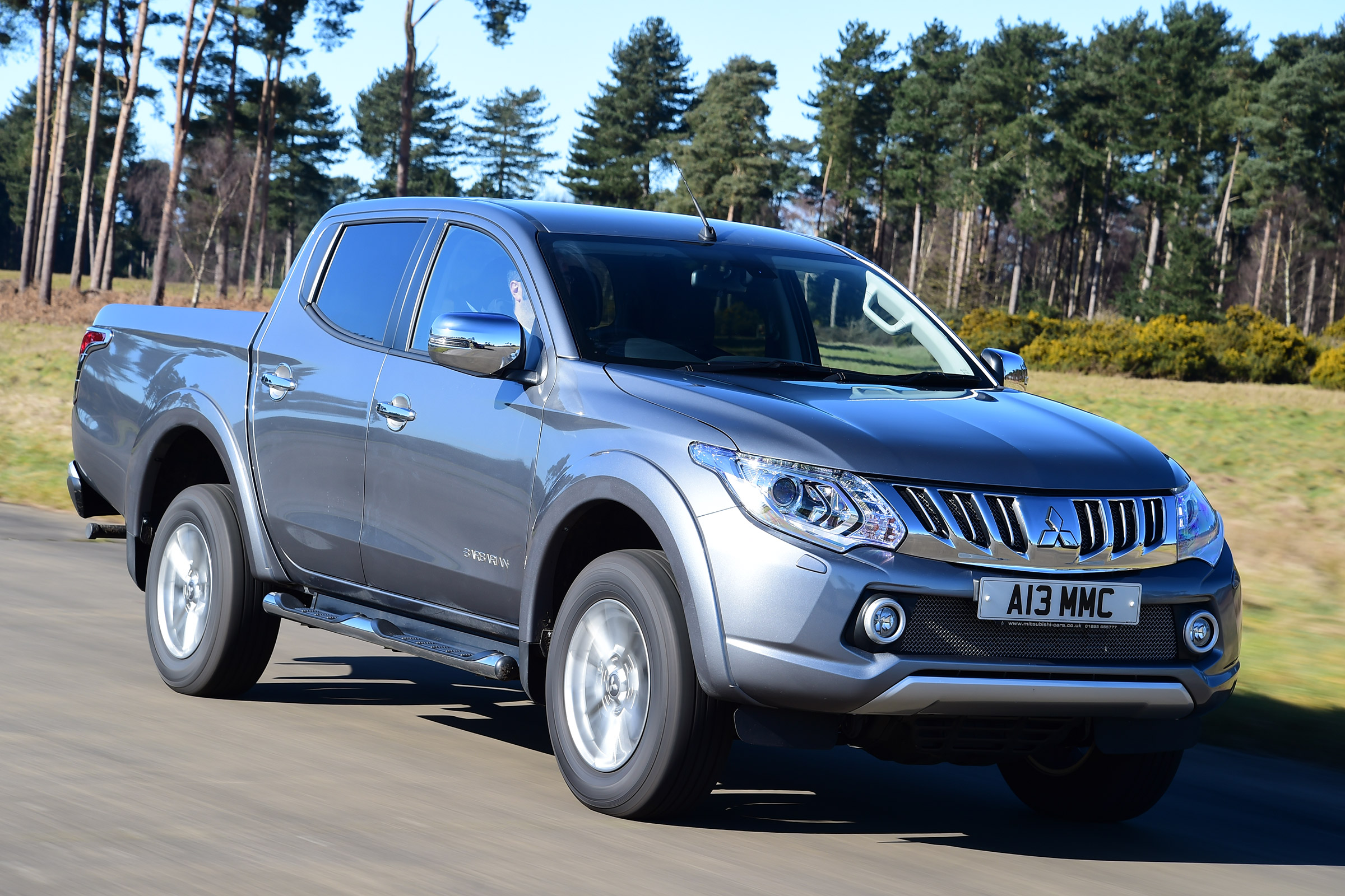 Mitsubishi L200 - front