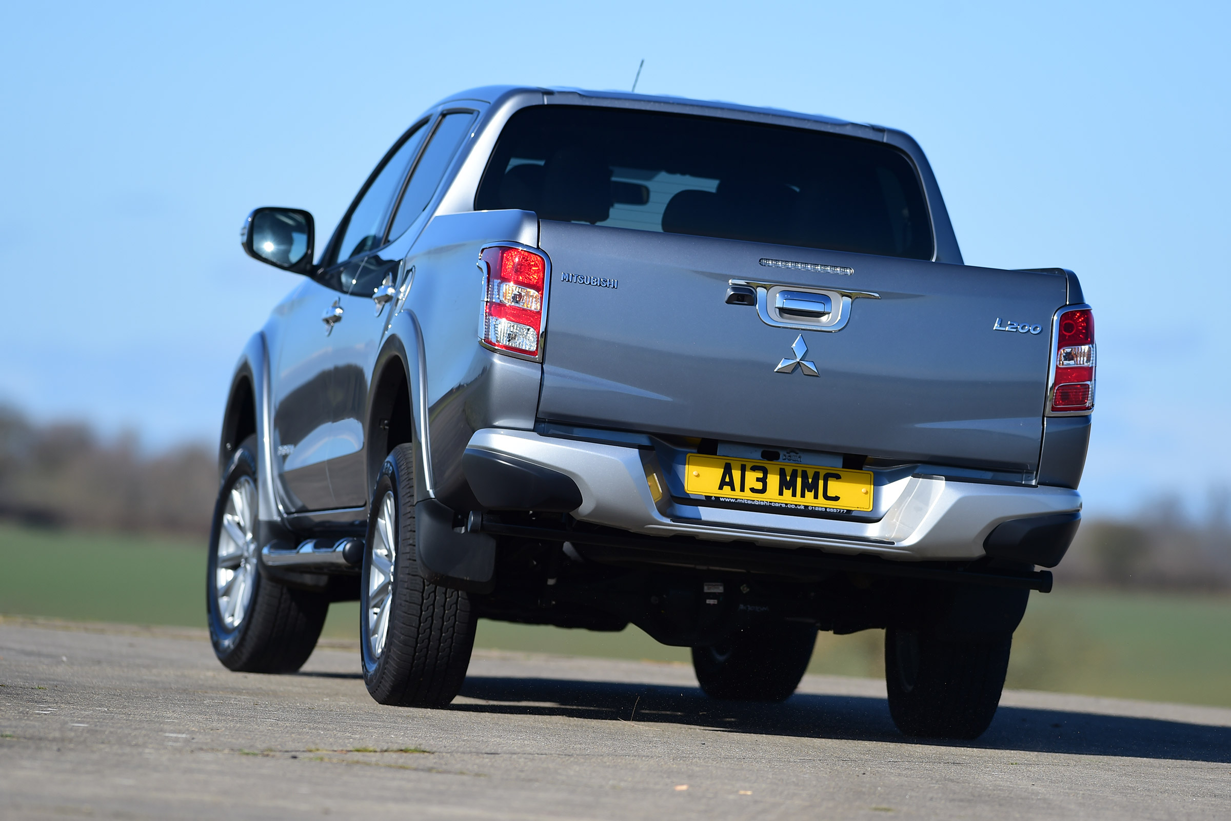 Mitsubishi L200 - rear cornering